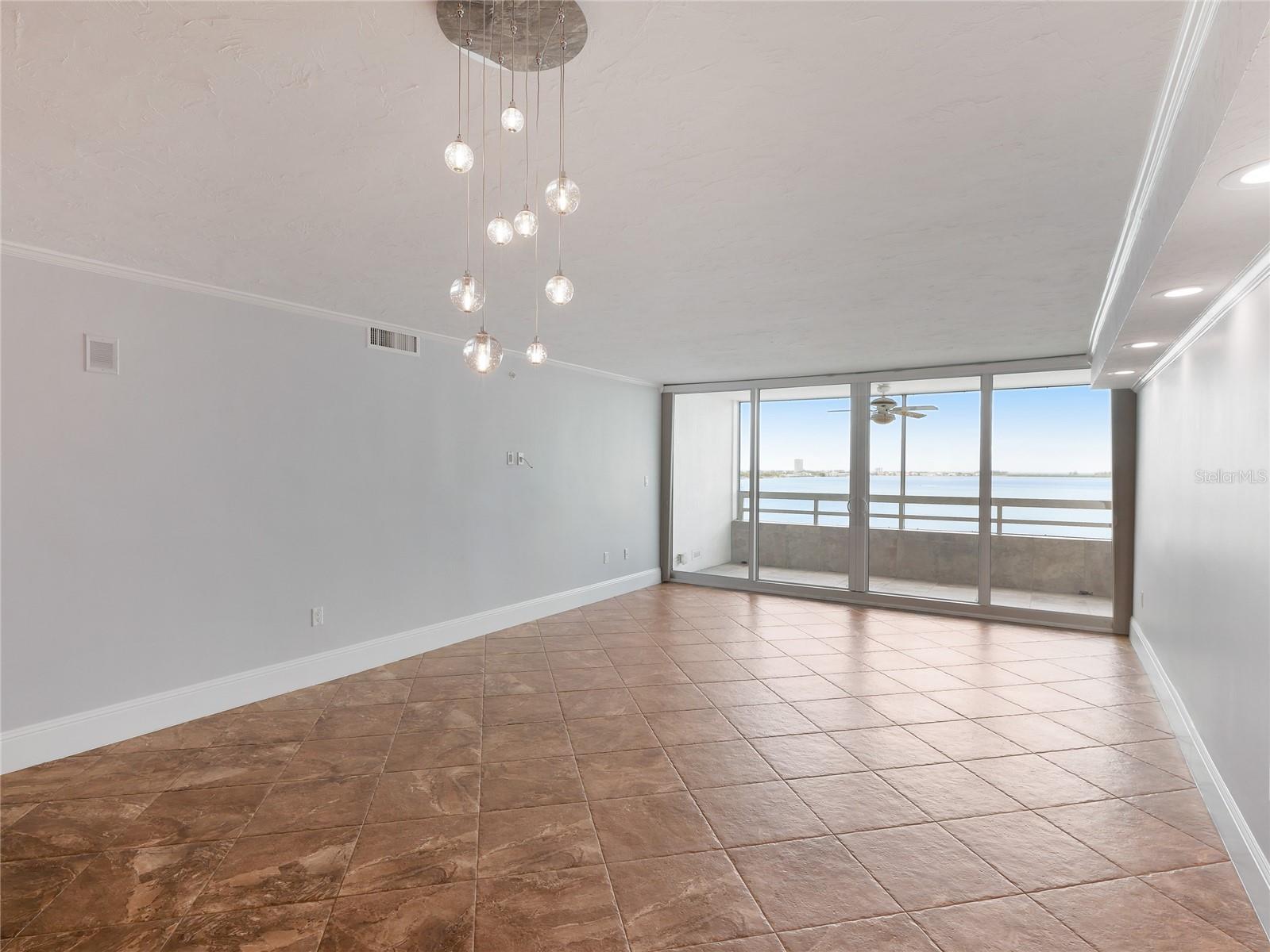 Listing photo id 8 for 988 Blvd Of The Arts  1011