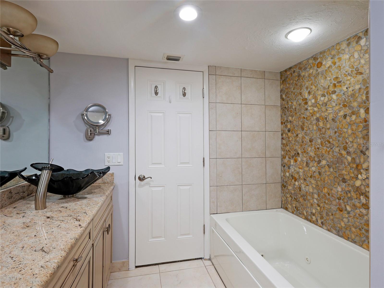 Listing photo id 9 for 988 Blvd Of The Arts  1011