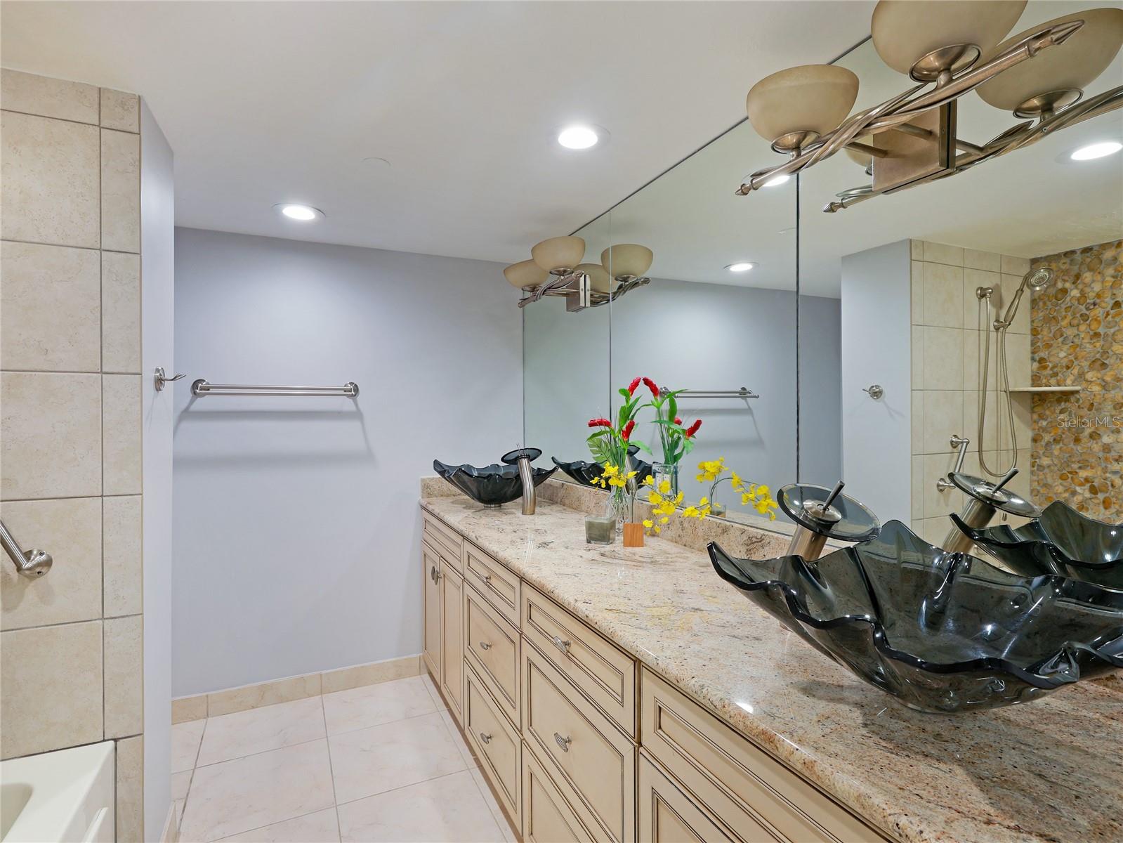 Listing photo id 10 for 988 Blvd Of The Arts  1011