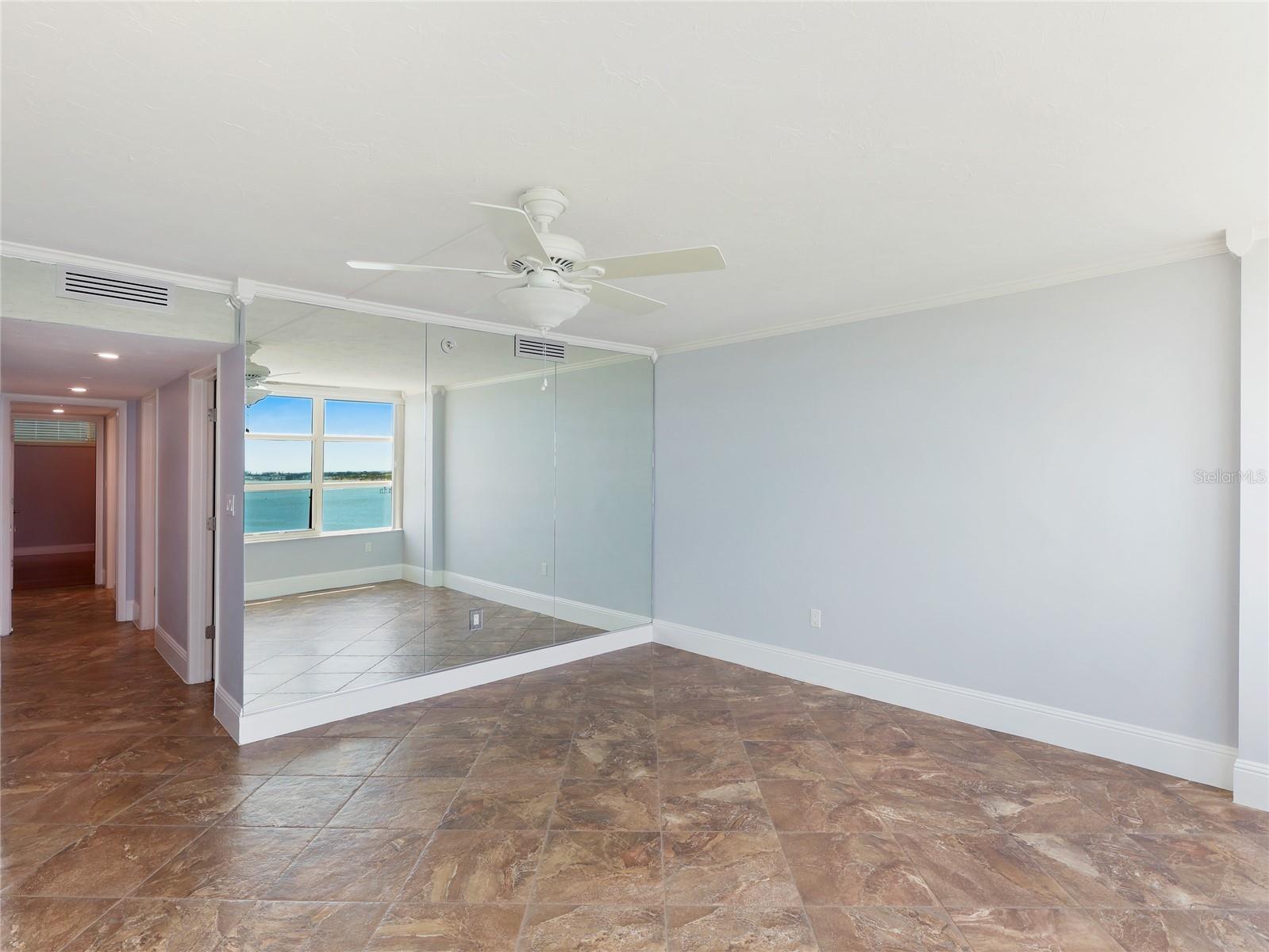 Listing photo id 12 for 988 Blvd Of The Arts  1011