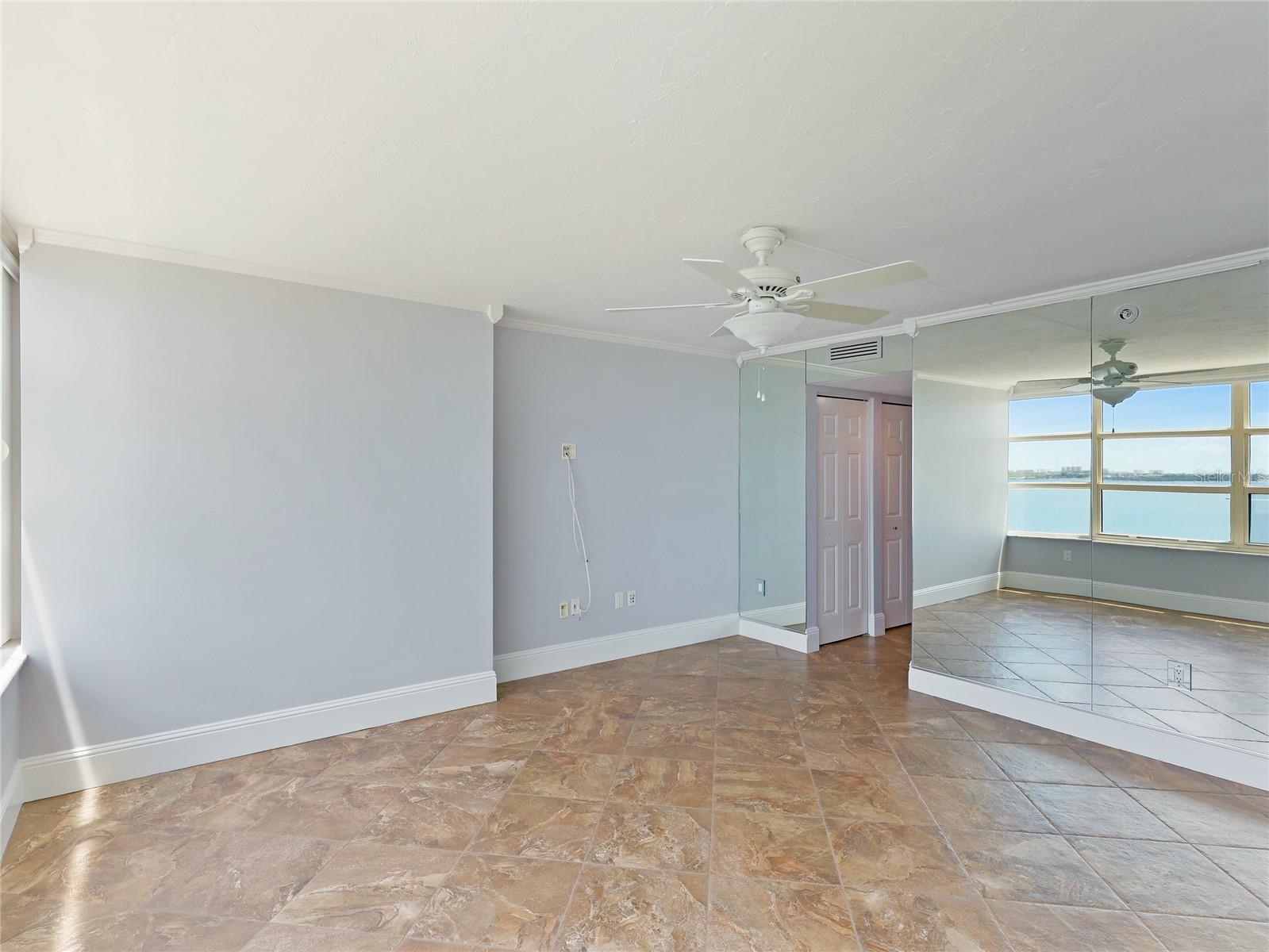 Listing photo id 13 for 988 Blvd Of The Arts  1011