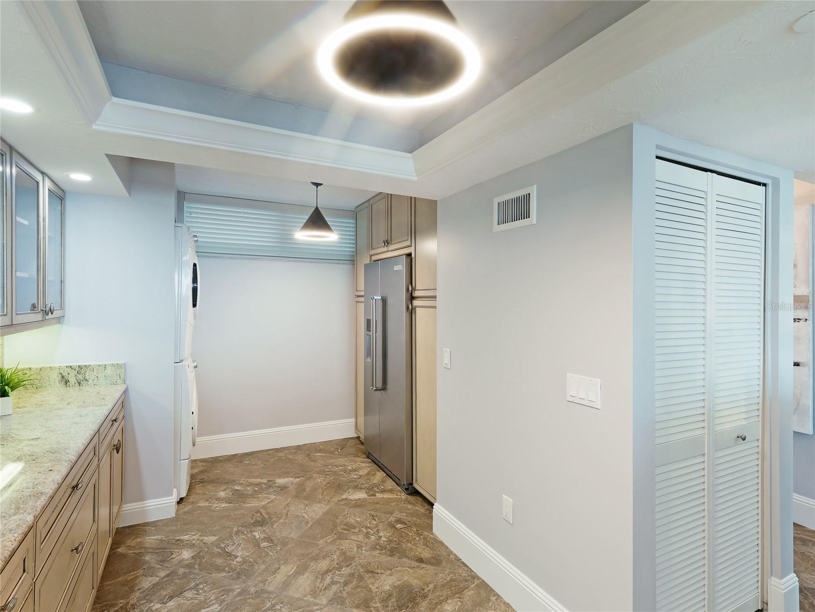 Listing photo id 15 for 988 Blvd Of The Arts  1011