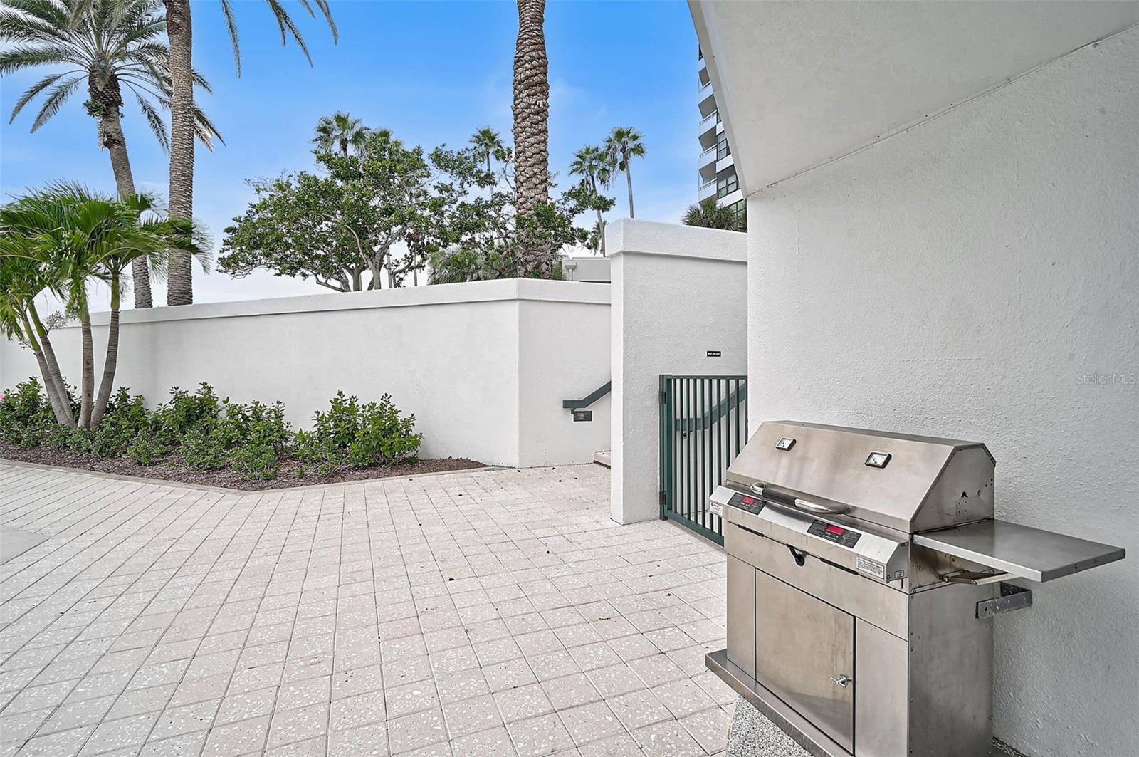 Listing photo id 27 for 988 Blvd Of The Arts  1011