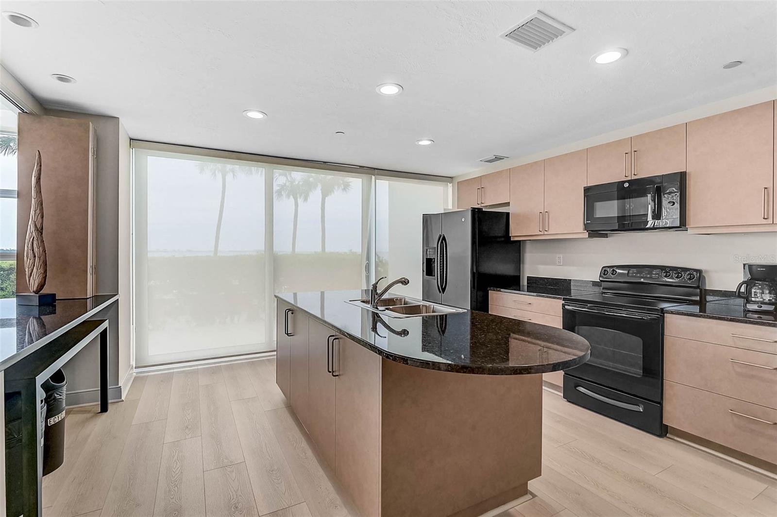 Listing photo id 33 for 988 Blvd Of The Arts  1011