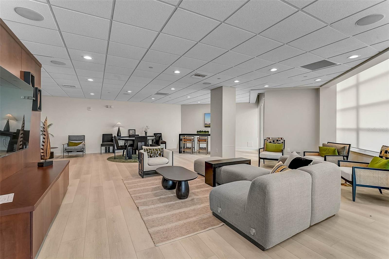 Listing photo id 36 for 988 Blvd Of The Arts  1011