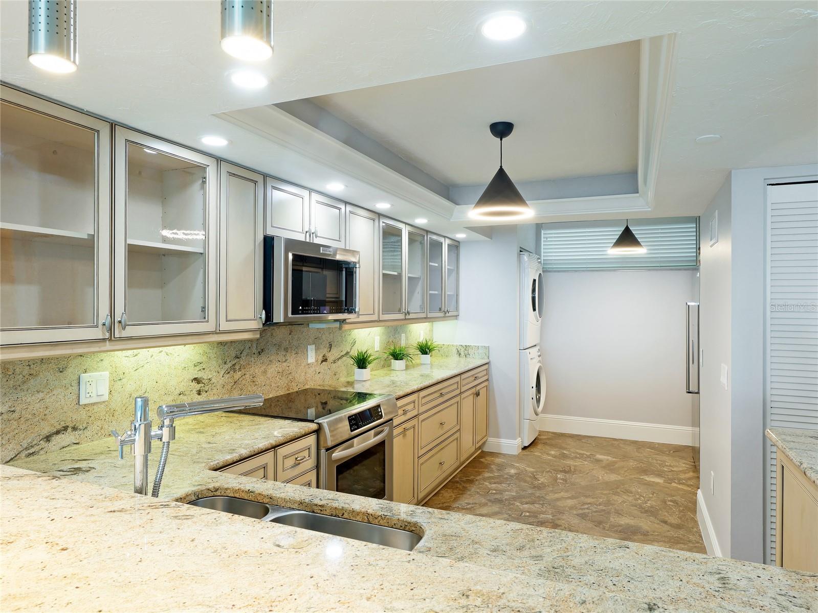 Listing photo id 5 for 988 Blvd Of The Arts  1011