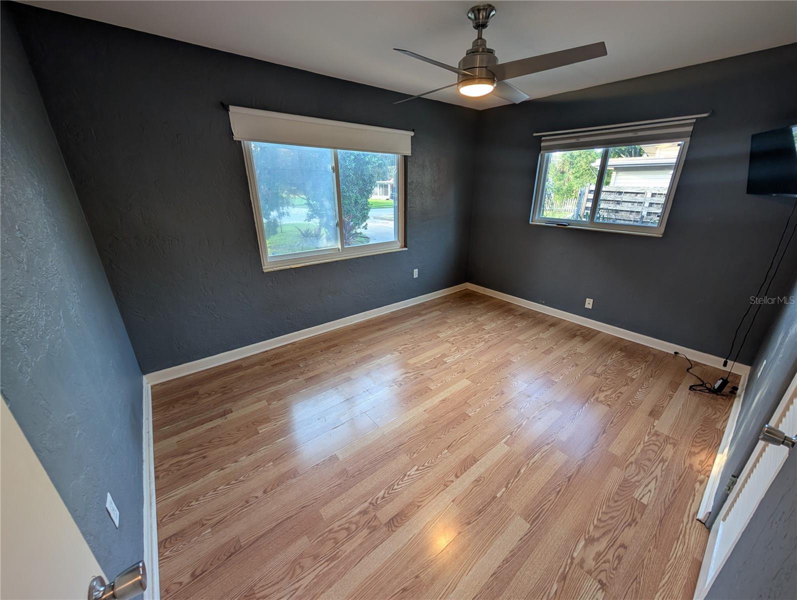 Image 13 of 39 For 140 Briggs Avenue