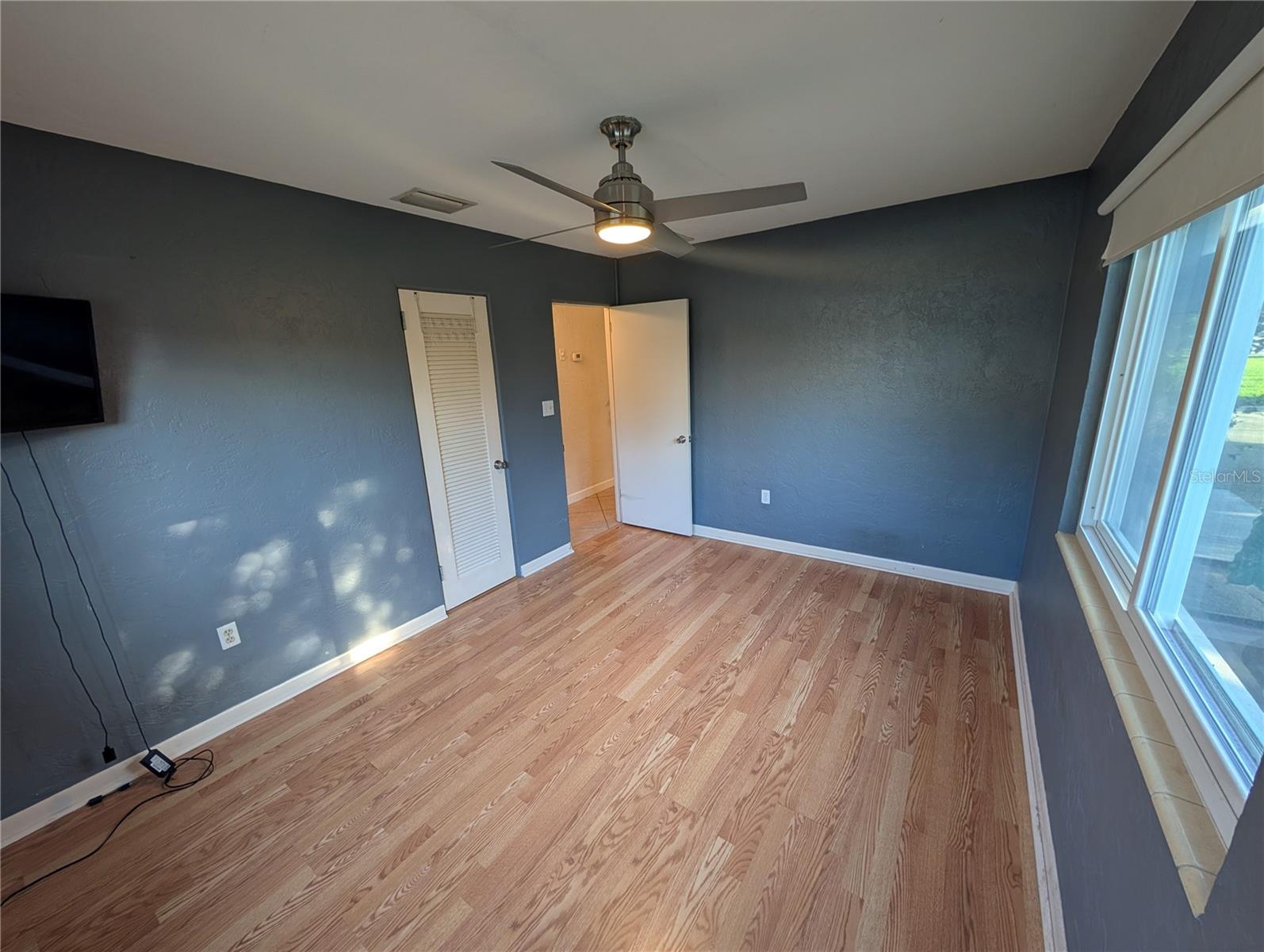 Image 15 of 39 For 140 Briggs Avenue