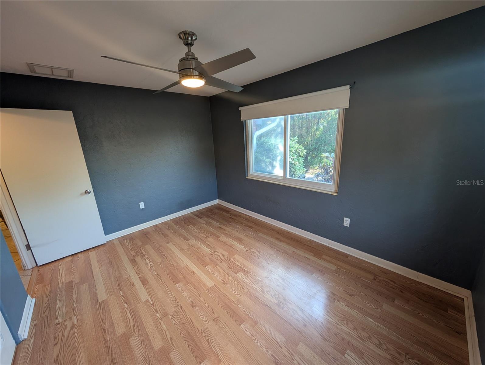 Image 16 of 39 For 140 Briggs Avenue