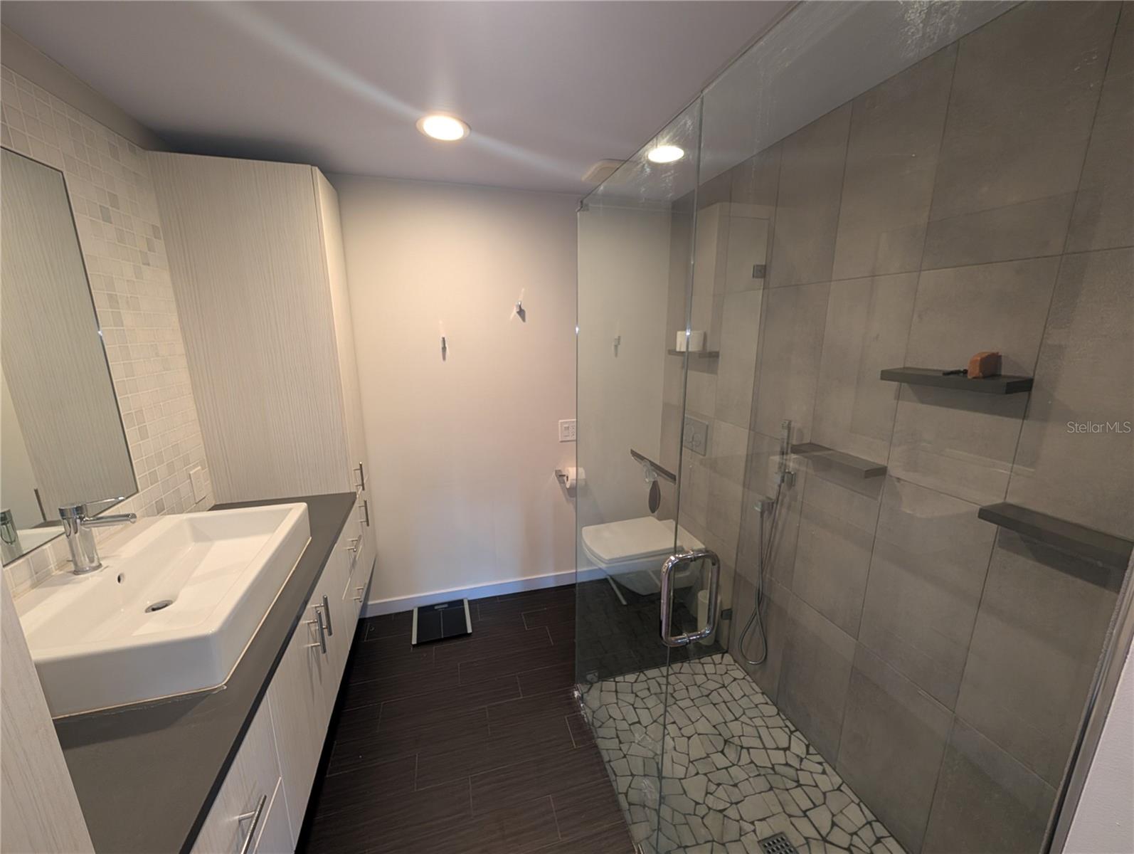 Image 35 of 39 For 140 Briggs Avenue