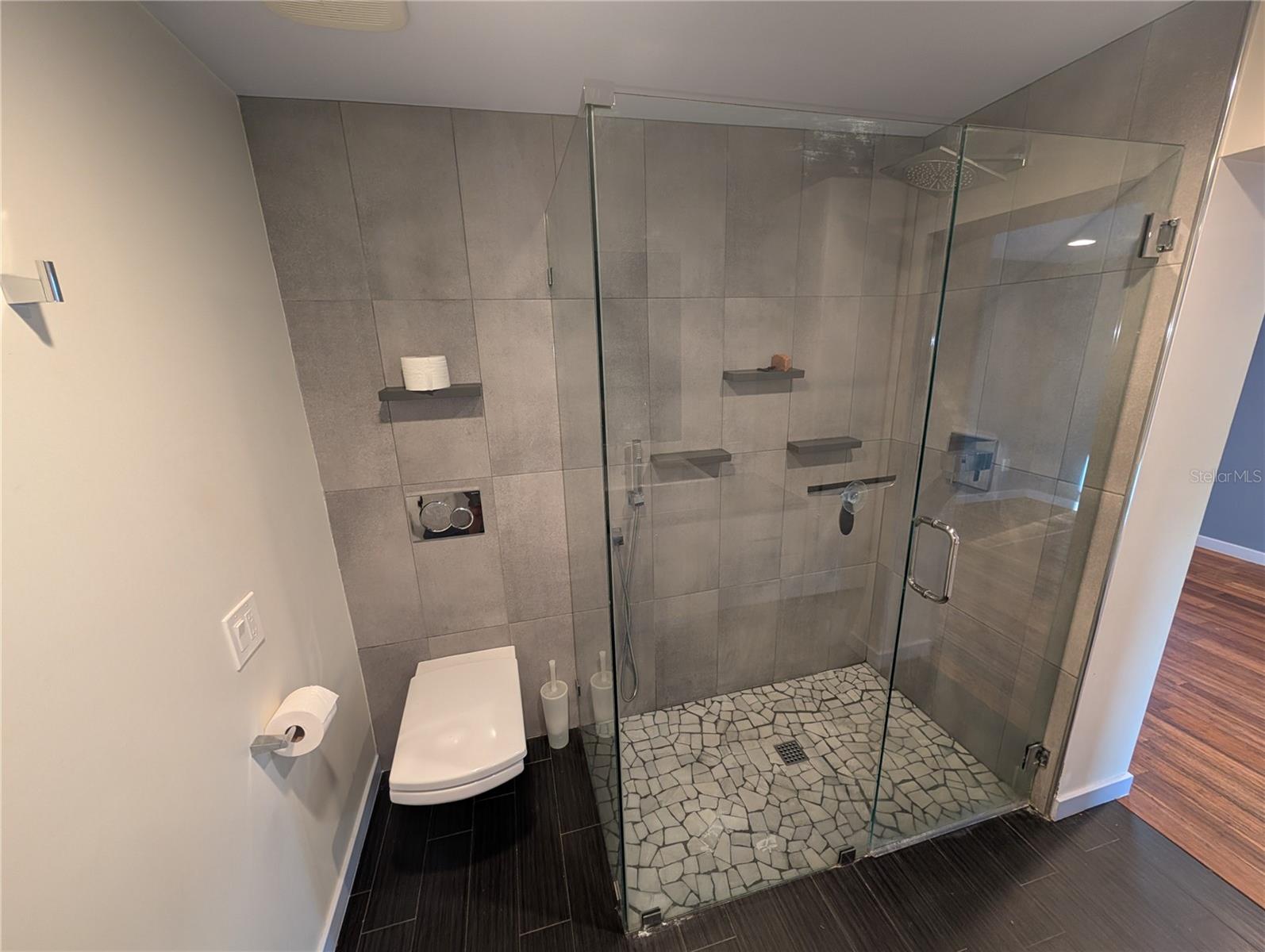 Image 36 of 39 For 140 Briggs Avenue