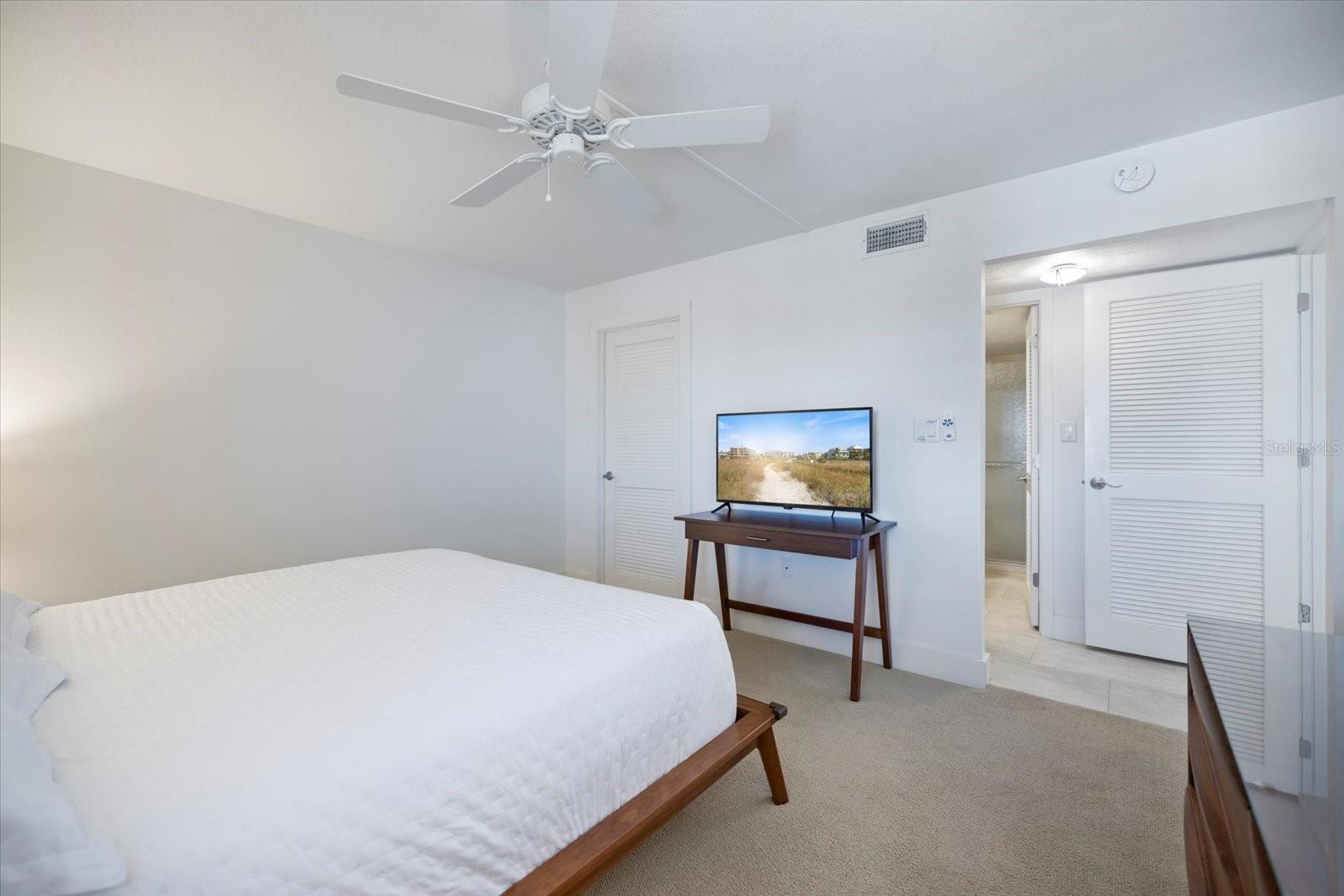 Image 32 of 69 For 625 Beach Road 602