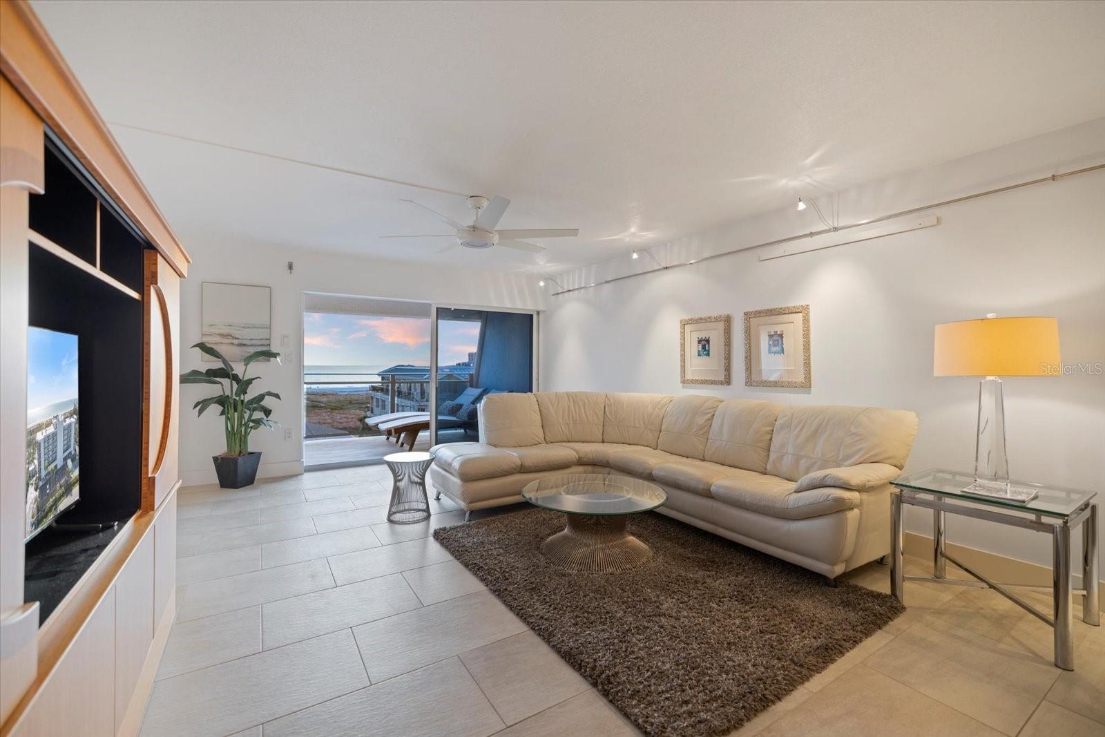 Image 4 of 69 For 625 Beach Road 602