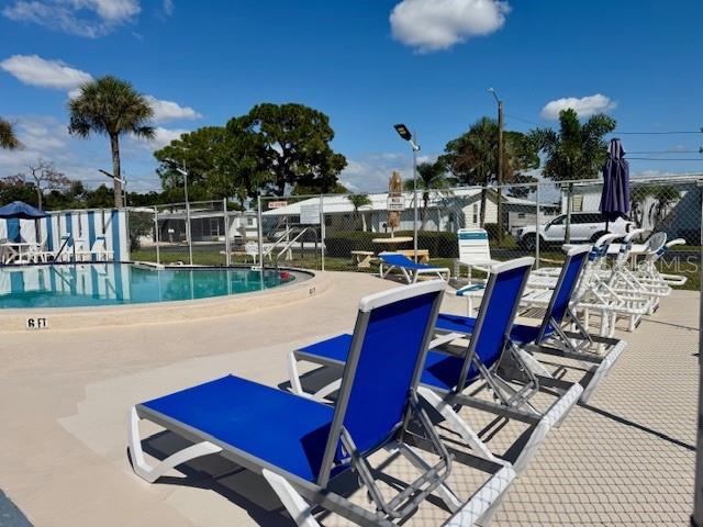 Listing photo id 21 for 7803 46th Avenue N 39