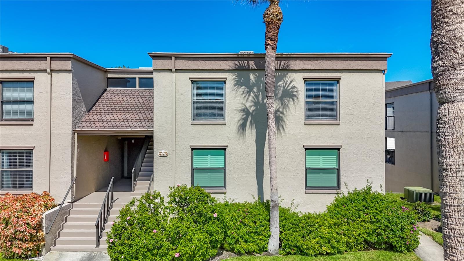 Image 35 of 58 For 19725 Gulf Boulevard 46