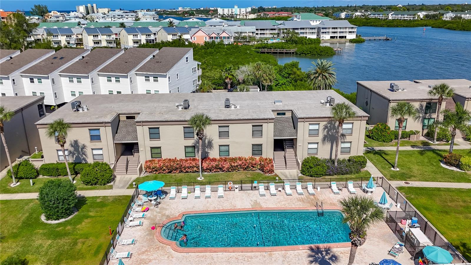 Image 38 of 58 For 19725 Gulf Boulevard 46