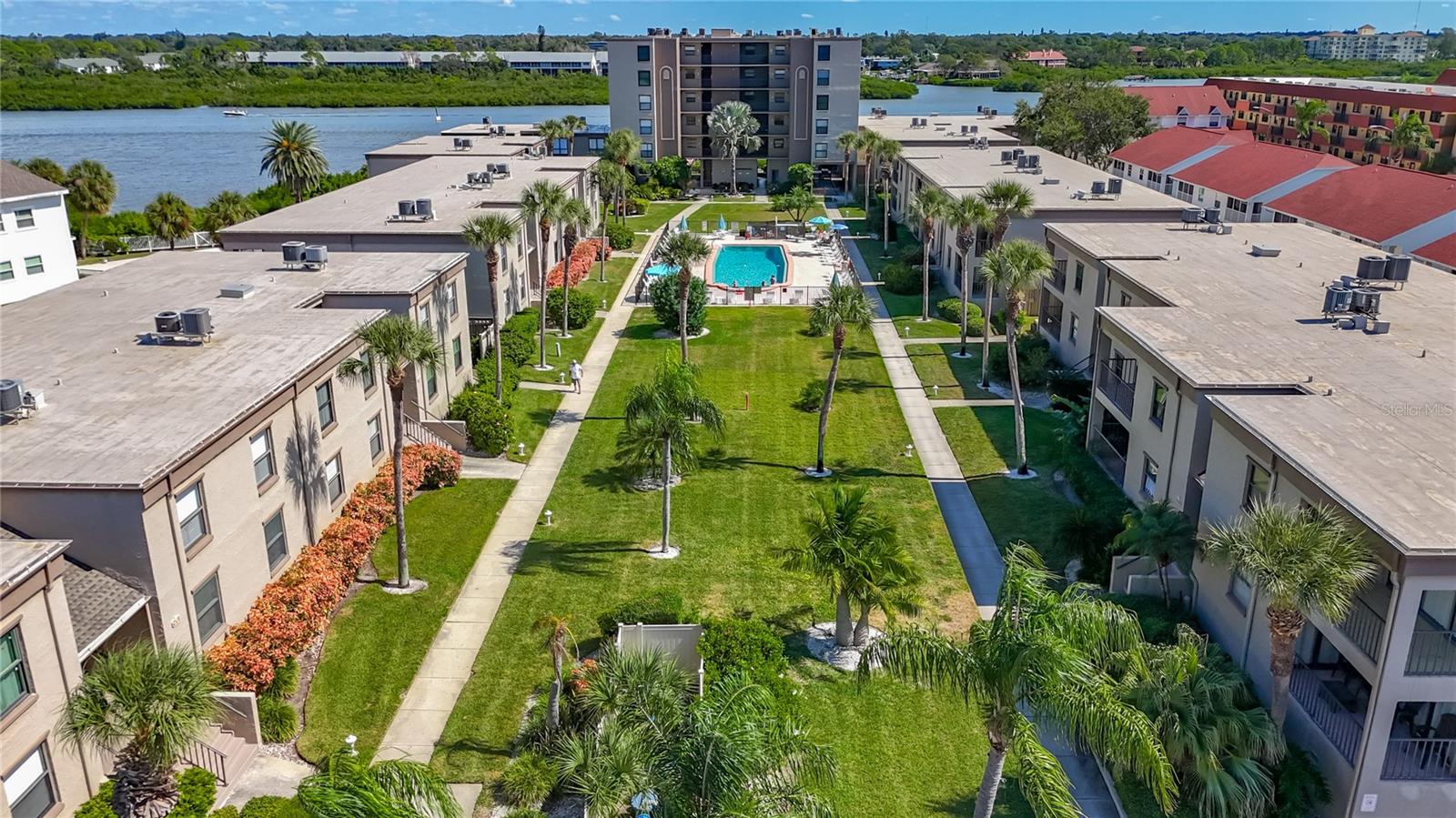 Image 42 of 58 For 19725 Gulf Boulevard 46