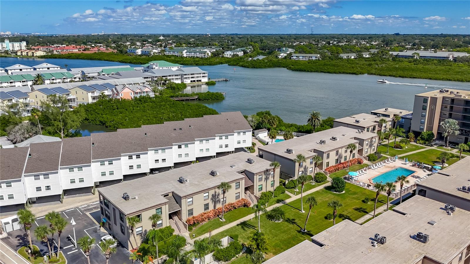 Image 50 of 58 For 19725 Gulf Boulevard 46