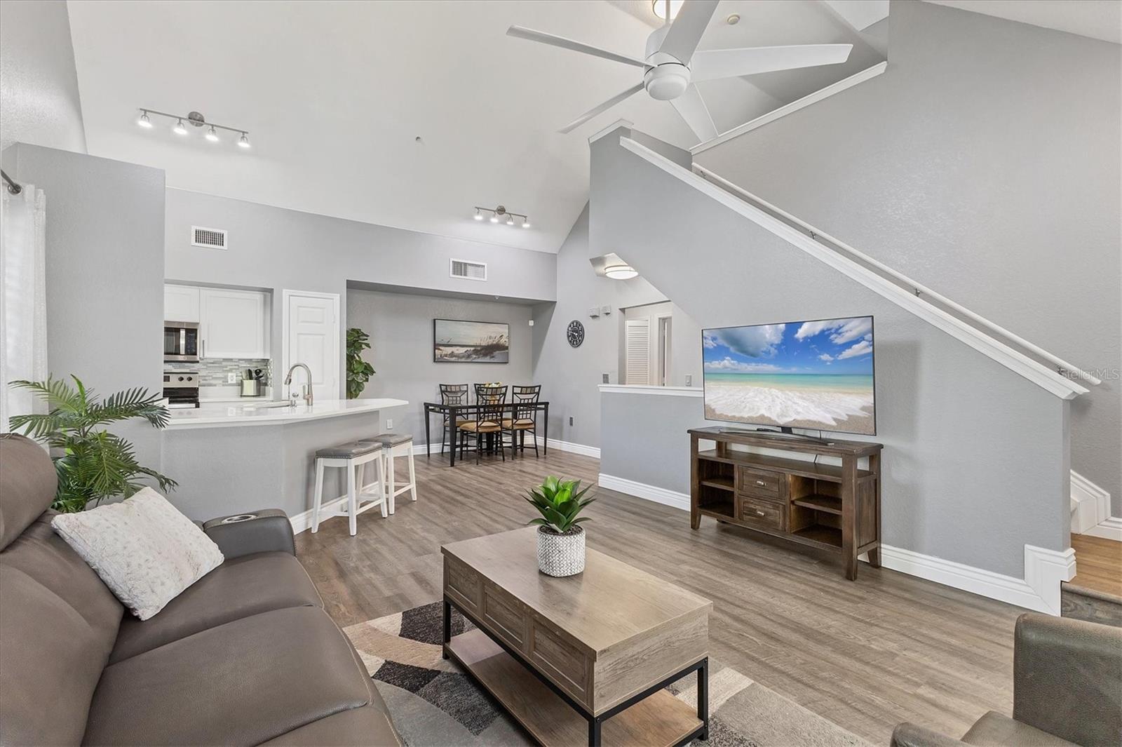 Image 11 of 47 For 5571 Rosehill Road 205