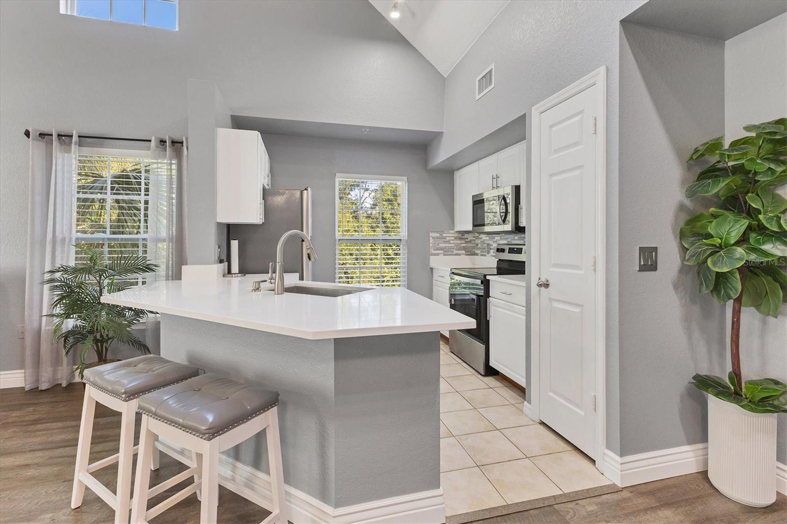 Image 13 of 47 For 5571 Rosehill Road 205