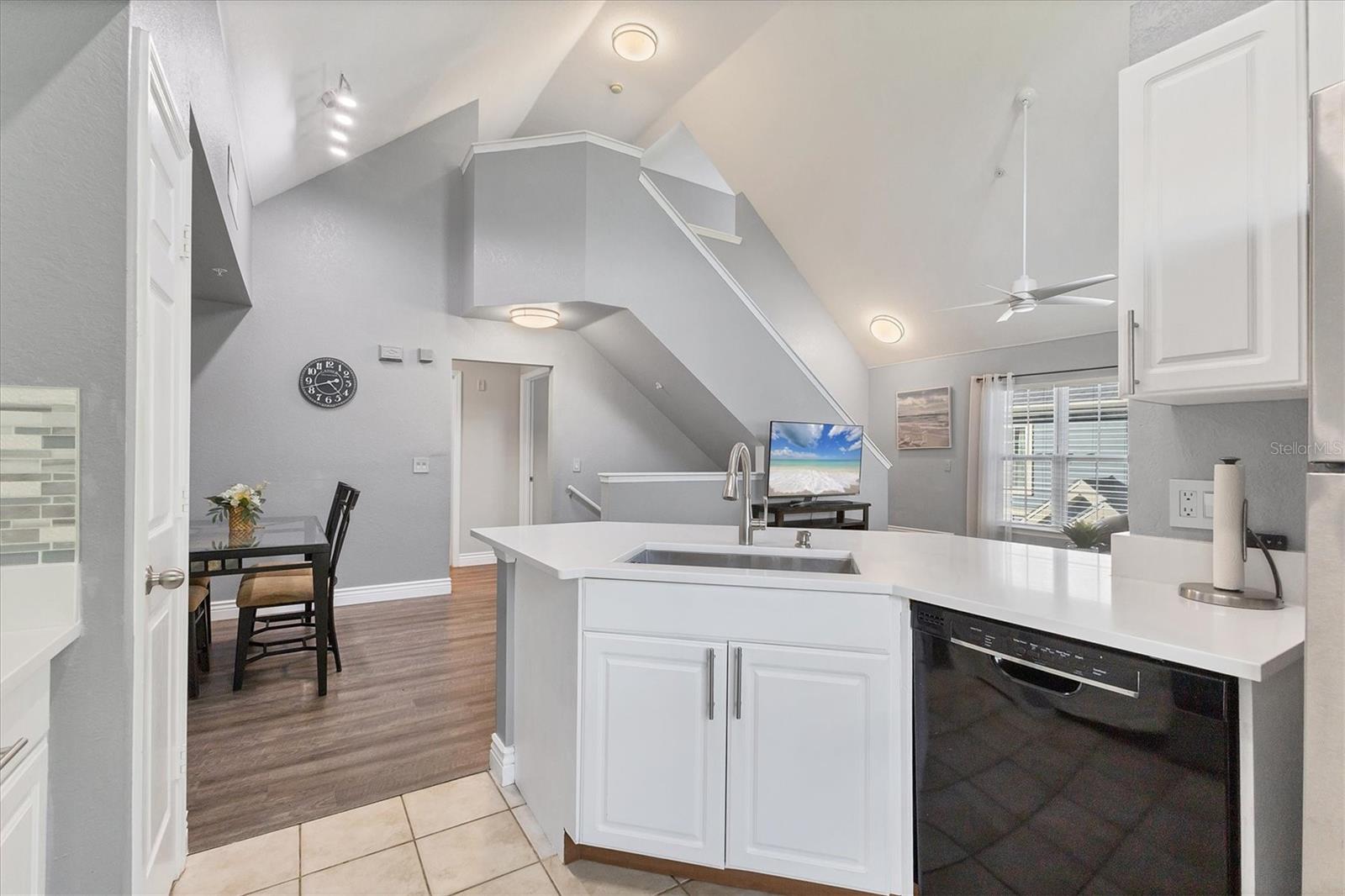 Image 15 of 47 For 5571 Rosehill Road 205