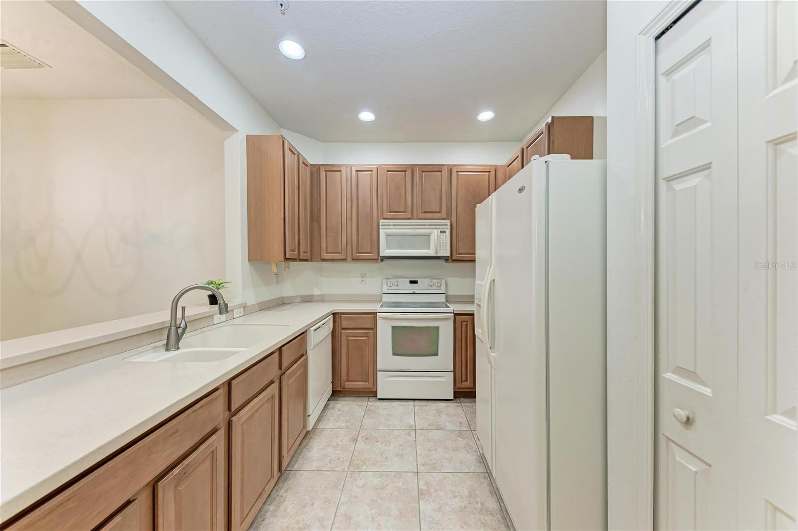 Image 11 of 37 For 3823 Parkridge Circle 1-101