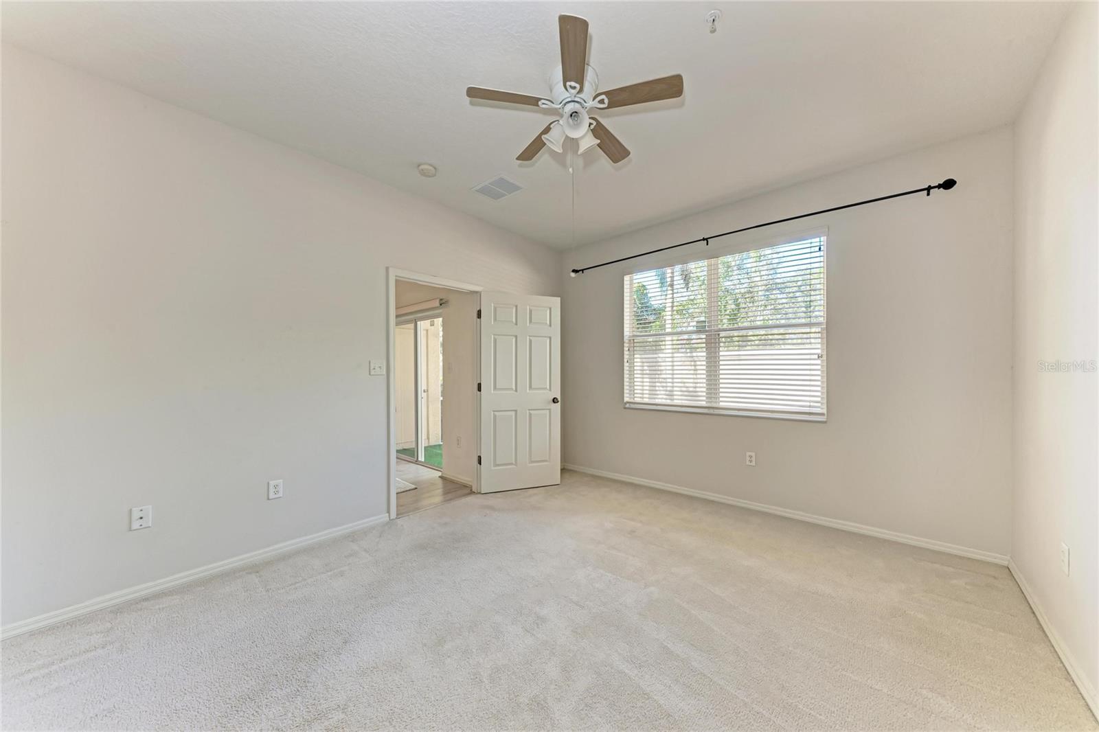 Image 18 of 37 For 3823 Parkridge Circle 1-101