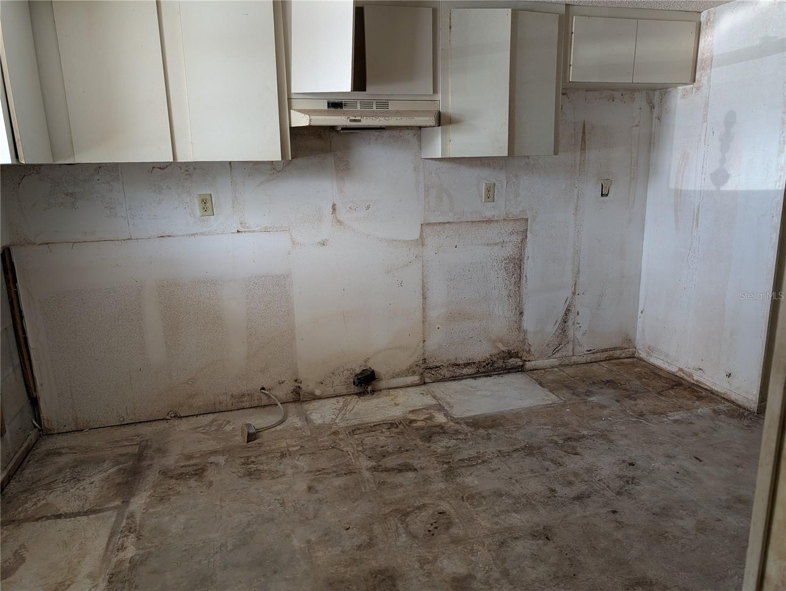 Image 3 of 18 For 3074 Lake Bayshore Drive O-120