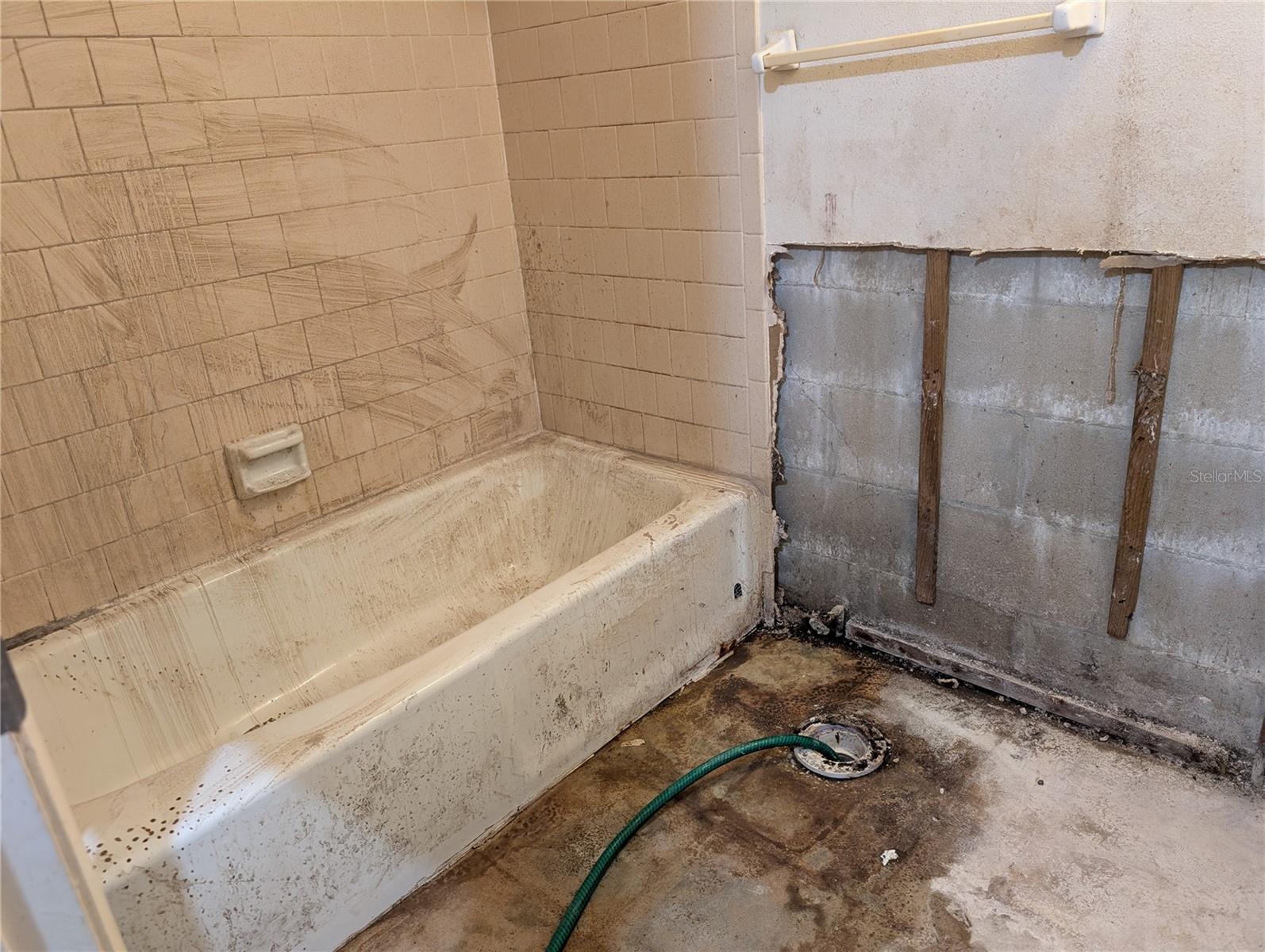 Image 8 of 18 For 3074 Lake Bayshore Drive O-120