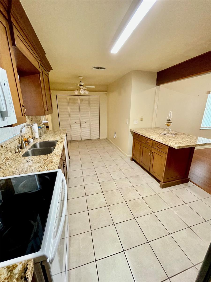 Image 11 of 59 For 1690 Colonnades Circle N