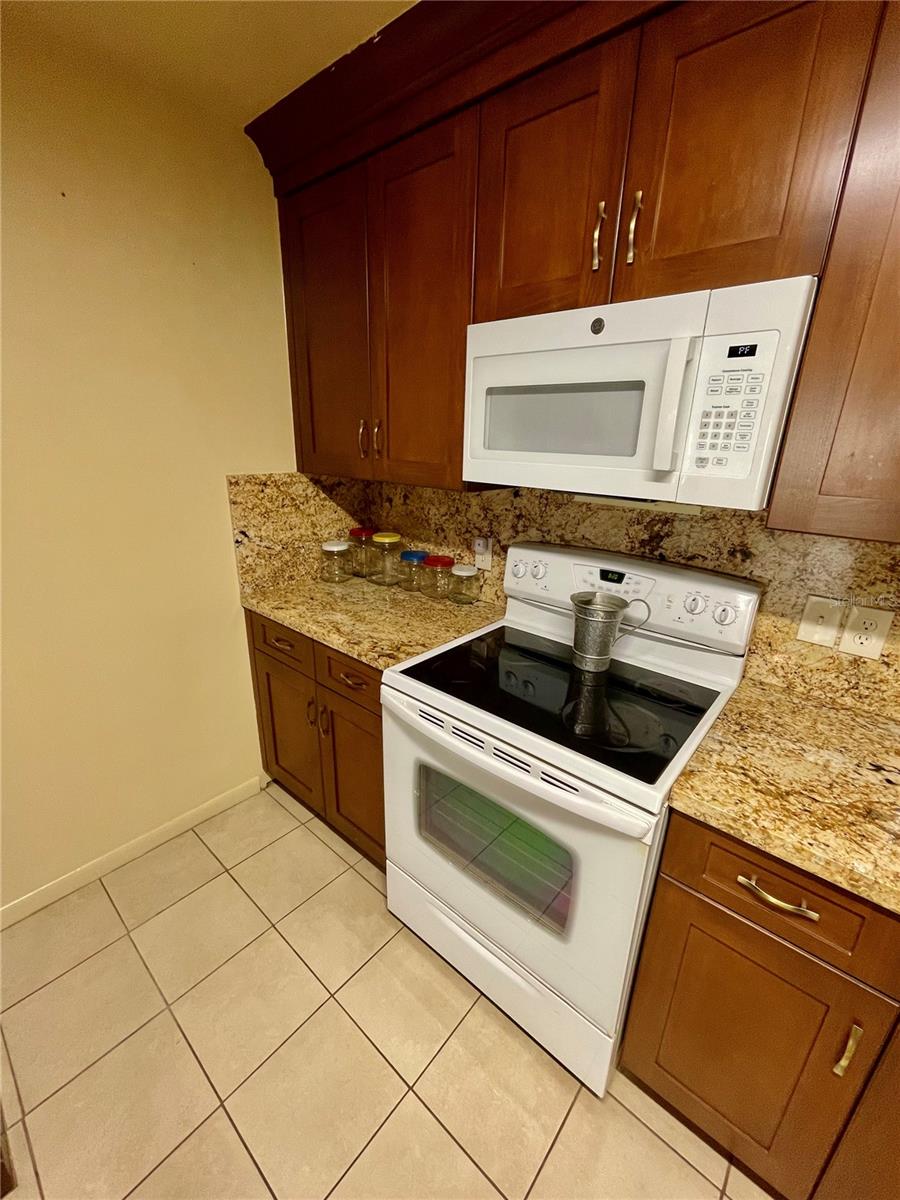 Image 14 of 59 For 1690 Colonnades Circle N