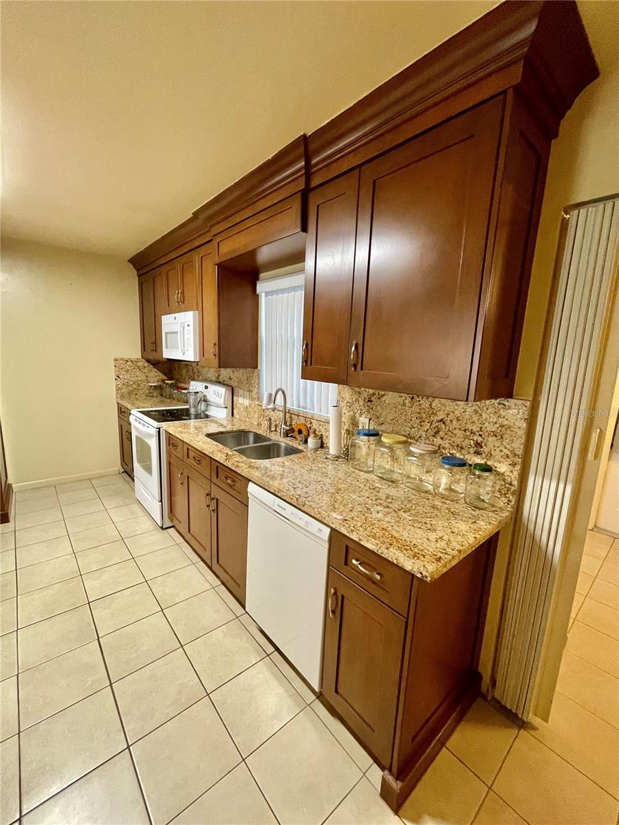 Image 15 of 59 For 1690 Colonnades Circle N