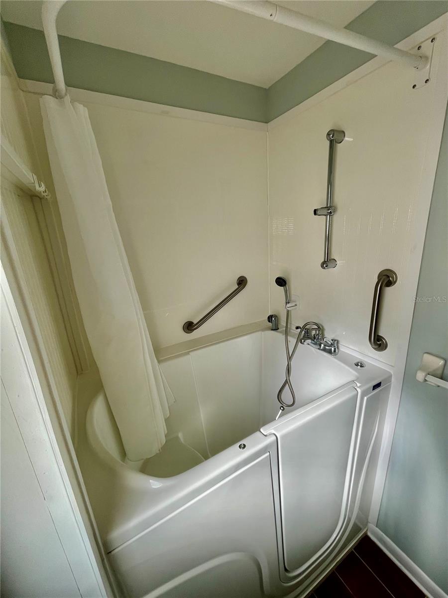 Image 28 of 59 For 1690 Colonnades Circle N