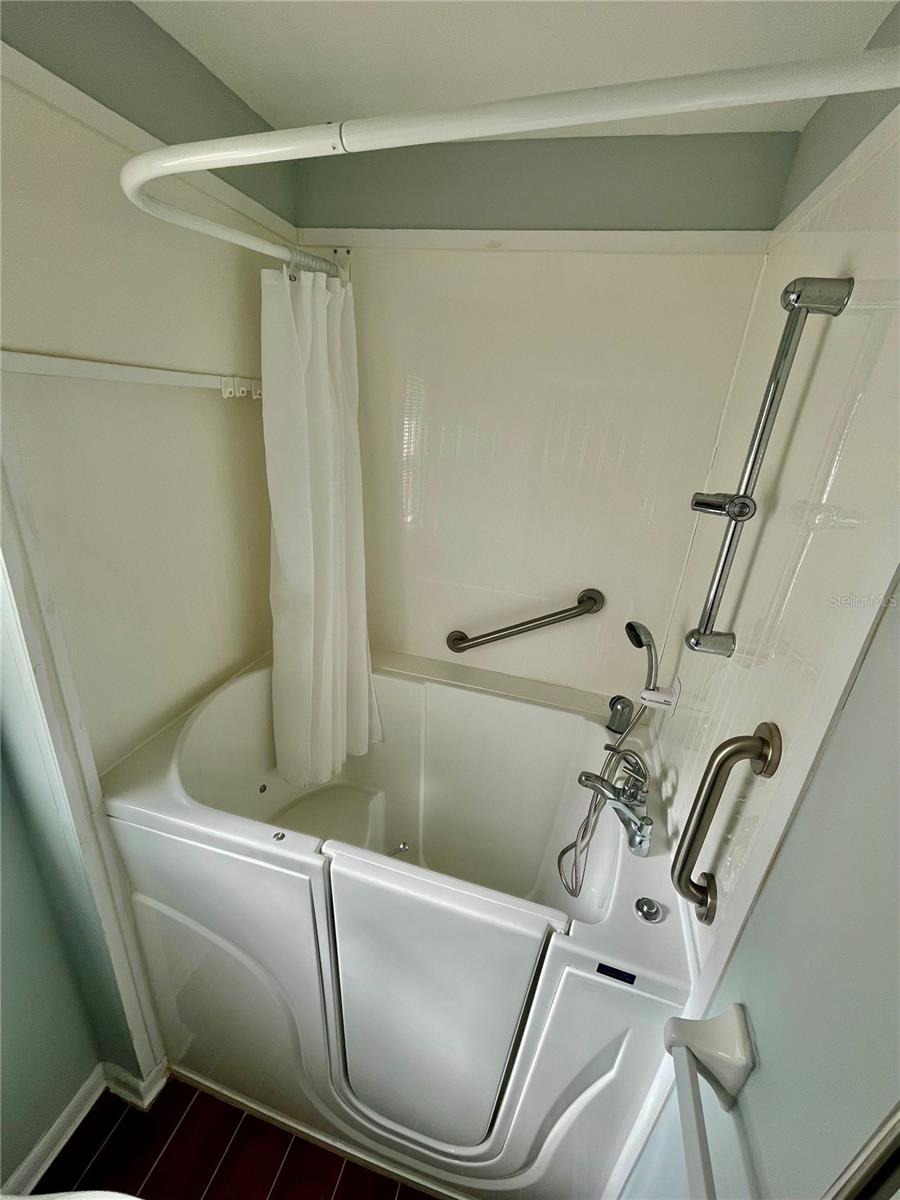 Image 29 of 59 For 1690 Colonnades Circle N