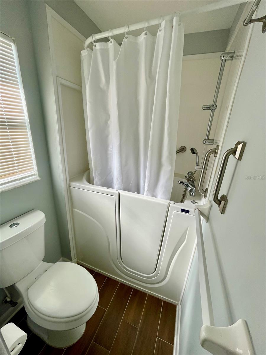 Image 30 of 59 For 1690 Colonnades Circle N