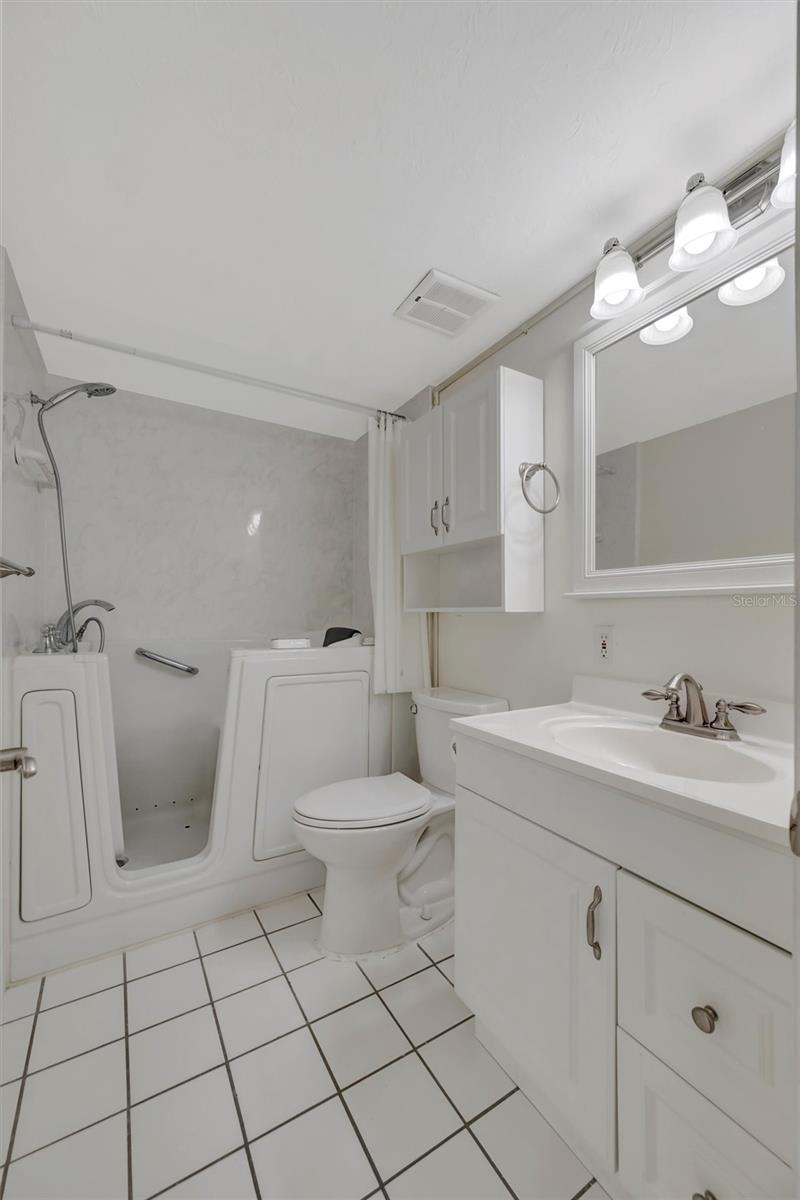 Image 33 of 51 For 9611 Valencia Cove