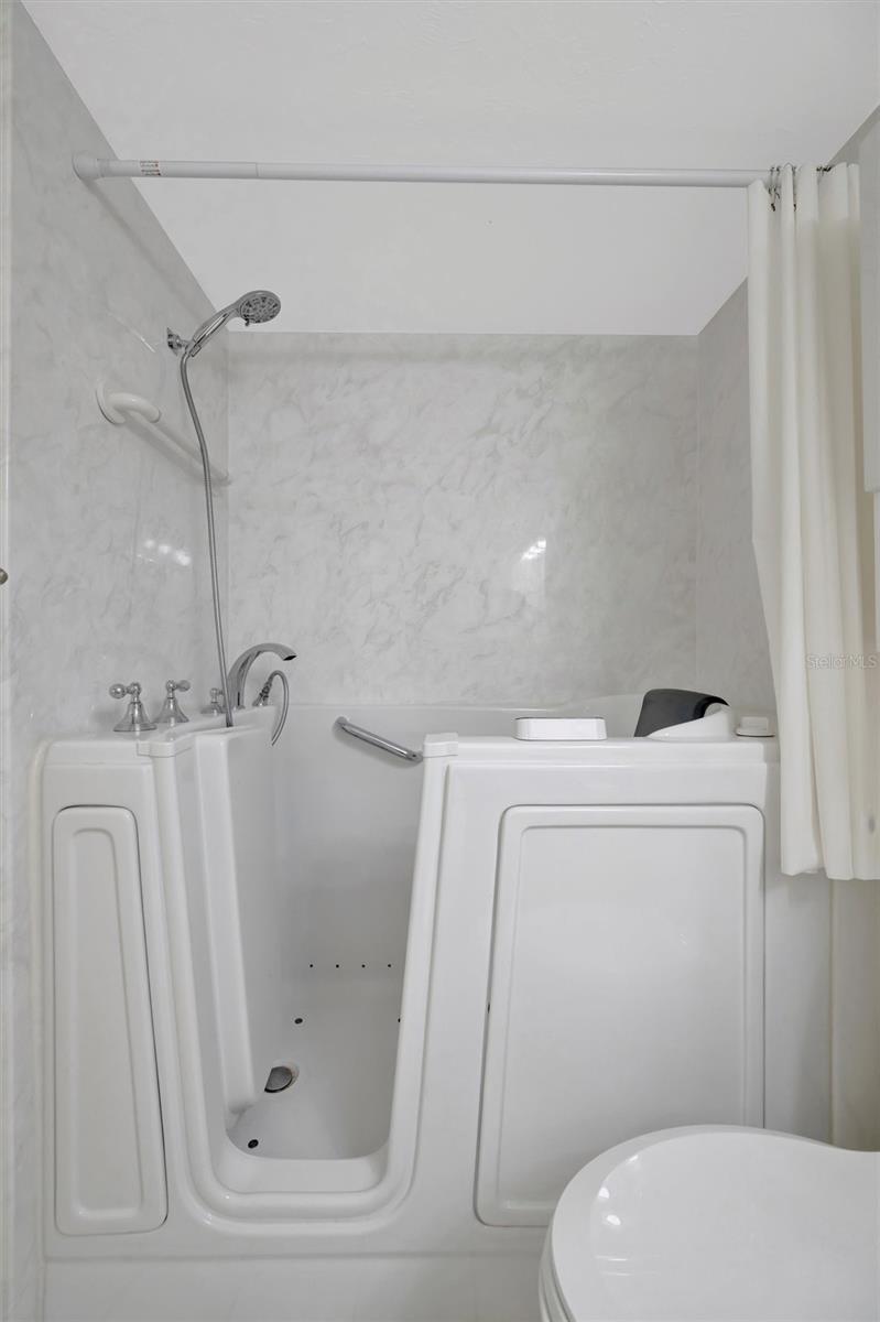 Image 34 of 51 For 9611 Valencia Cove