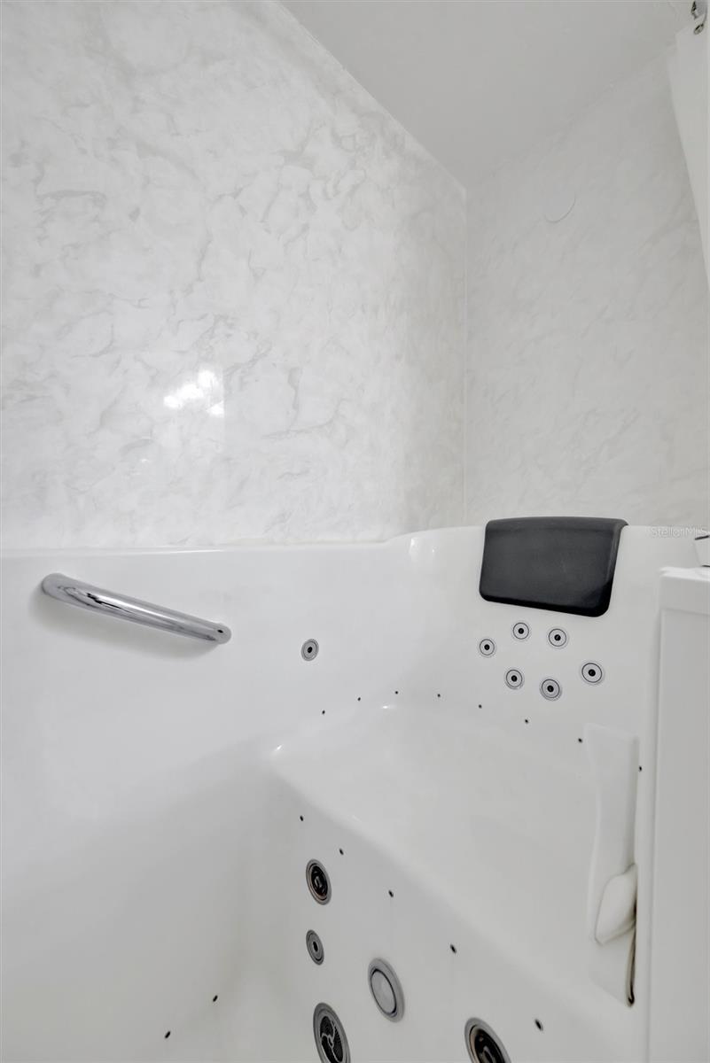 Image 35 of 51 For 9611 Valencia Cove