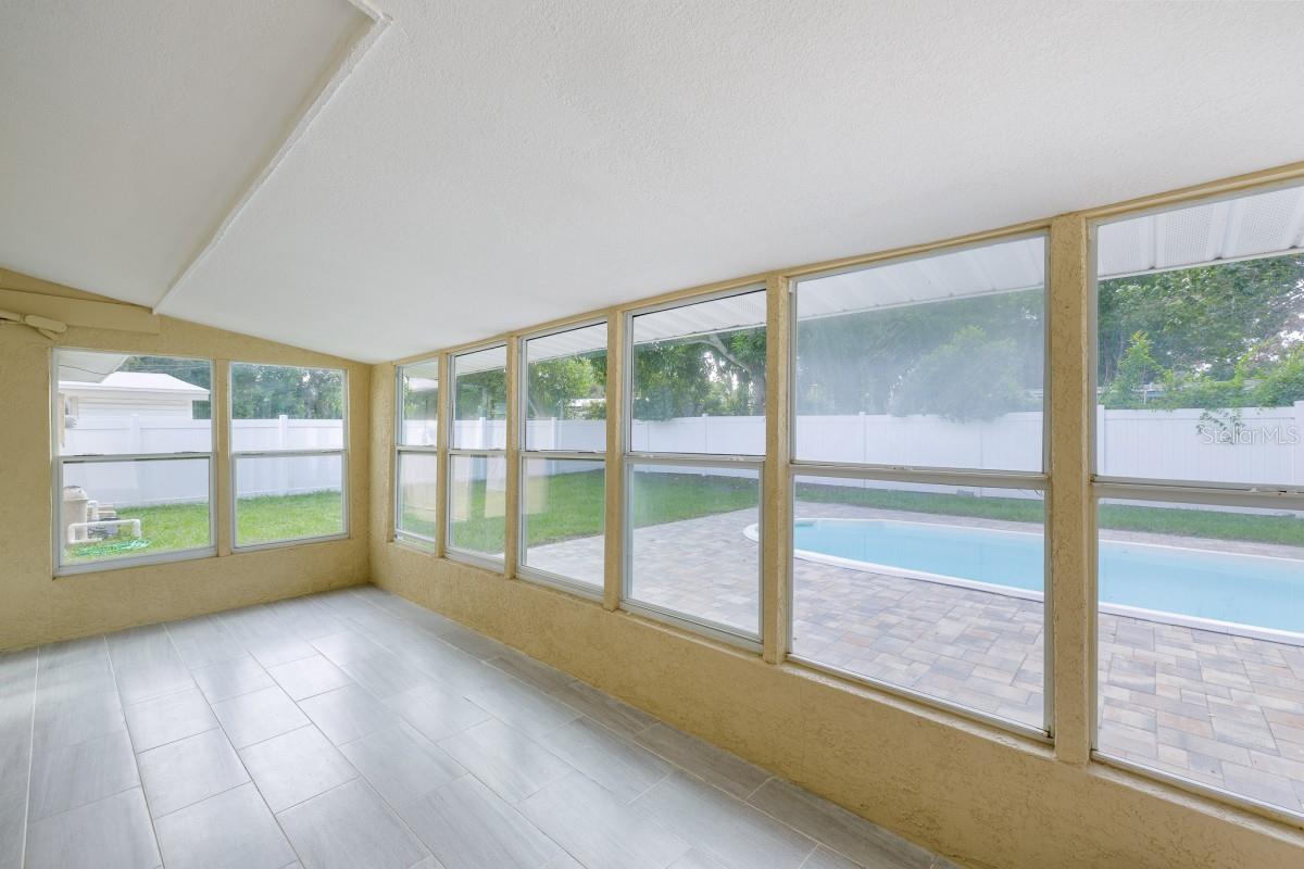 Image 10 of 29 For 3936 Neptune Drive Se