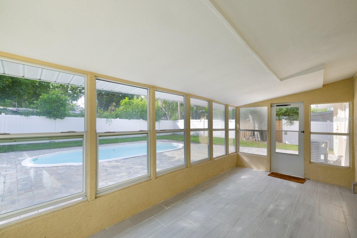 Image 9 of 29 For 3936 Neptune Drive Se