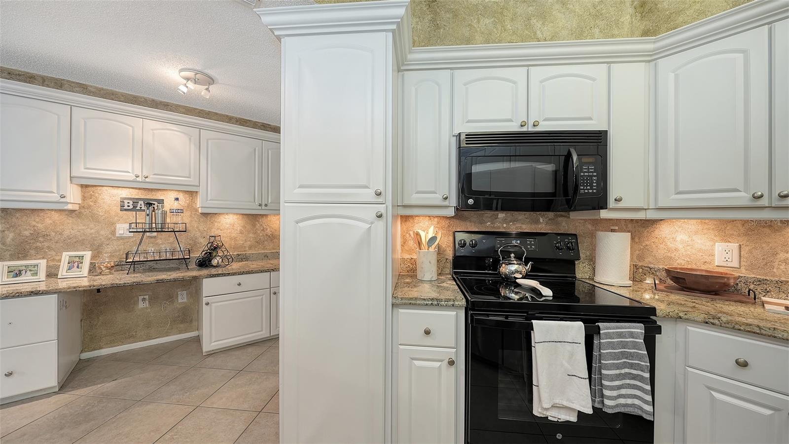 Image 23 of 68 For 2246 Cork Oak Street W