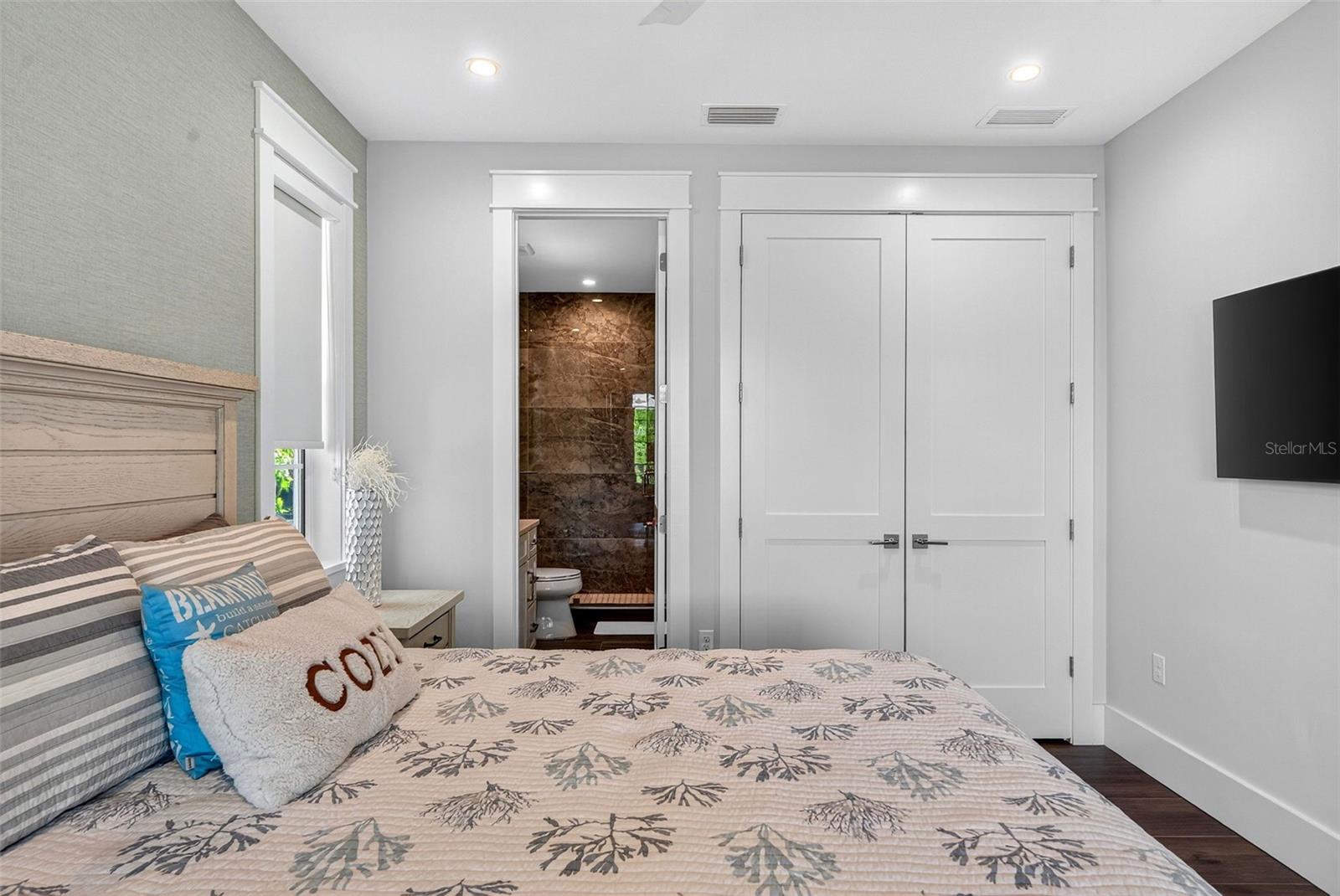 Image 42 of 100 For 598 Lyons Lane