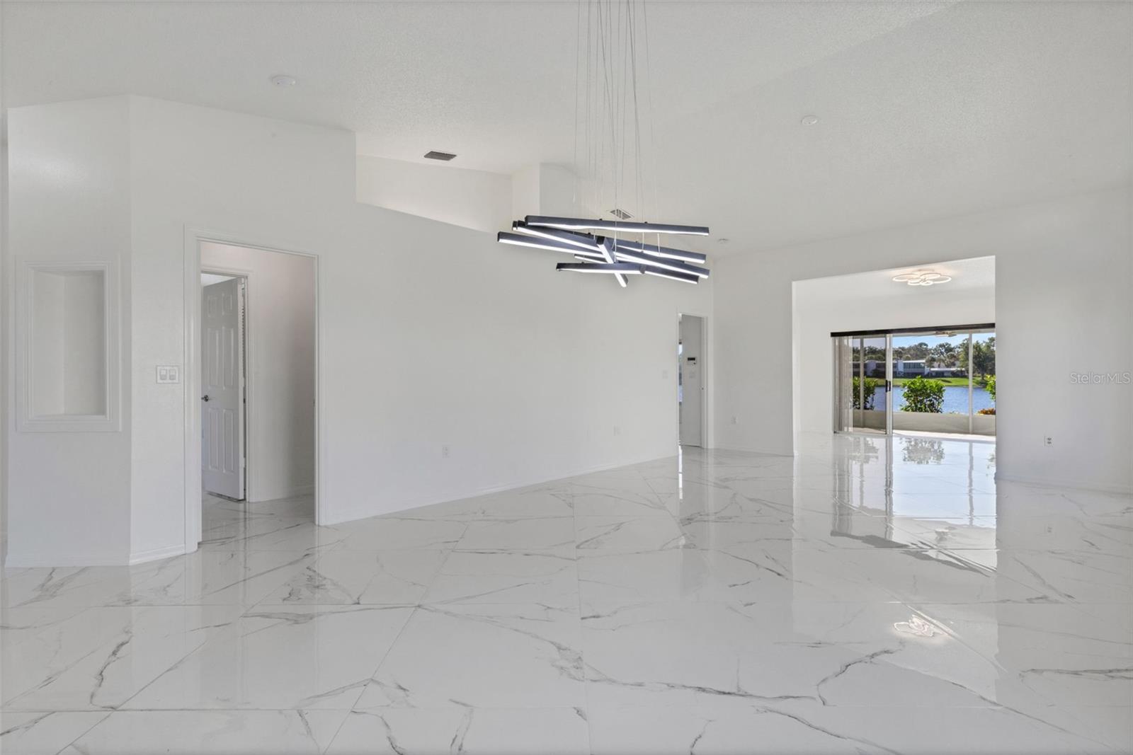 Image 11 of 39 For 721 Spring Lakes Boulevard