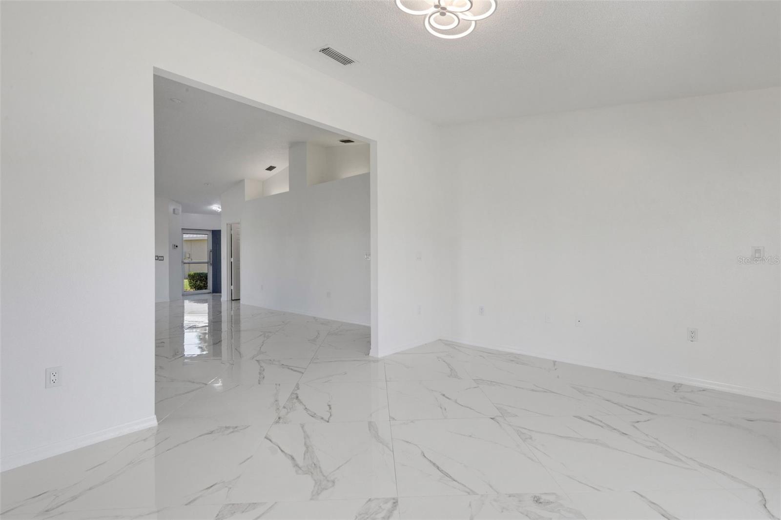 Image 19 of 39 For 721 Spring Lakes Boulevard