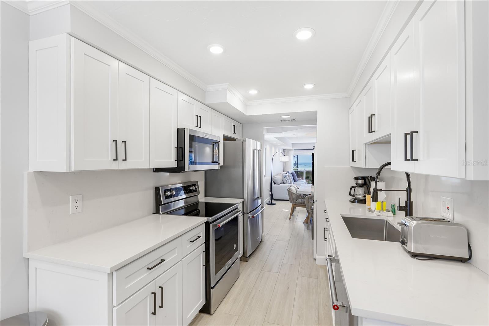 Image 10 of 43 For 625 Beach Road 407