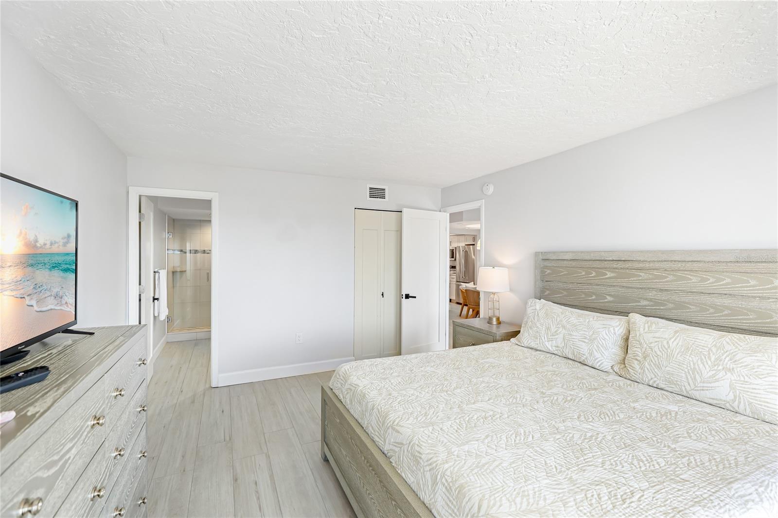 Image 17 of 43 For 625 Beach Road 407