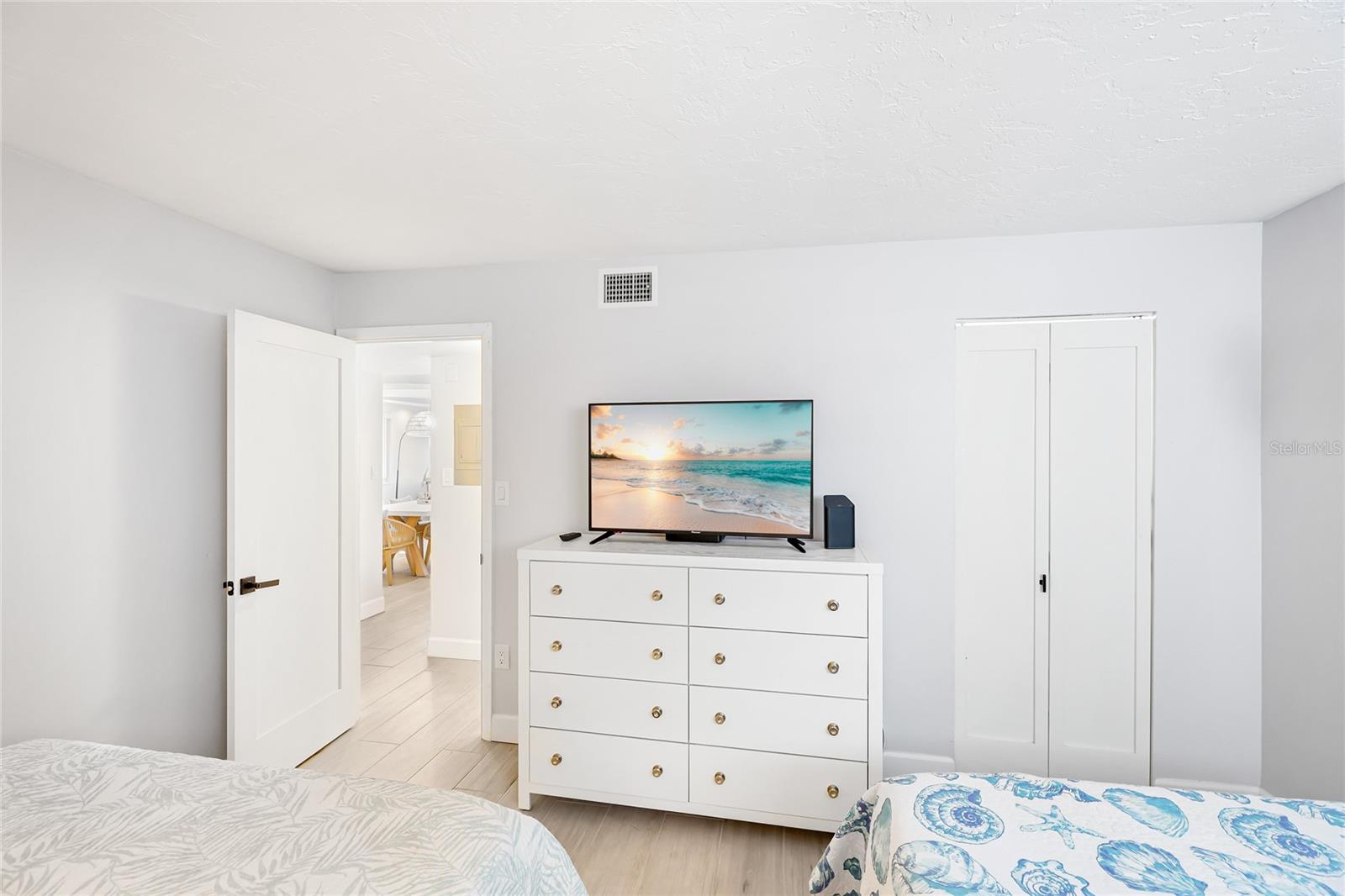 Image 21 of 43 For 625 Beach Road 407