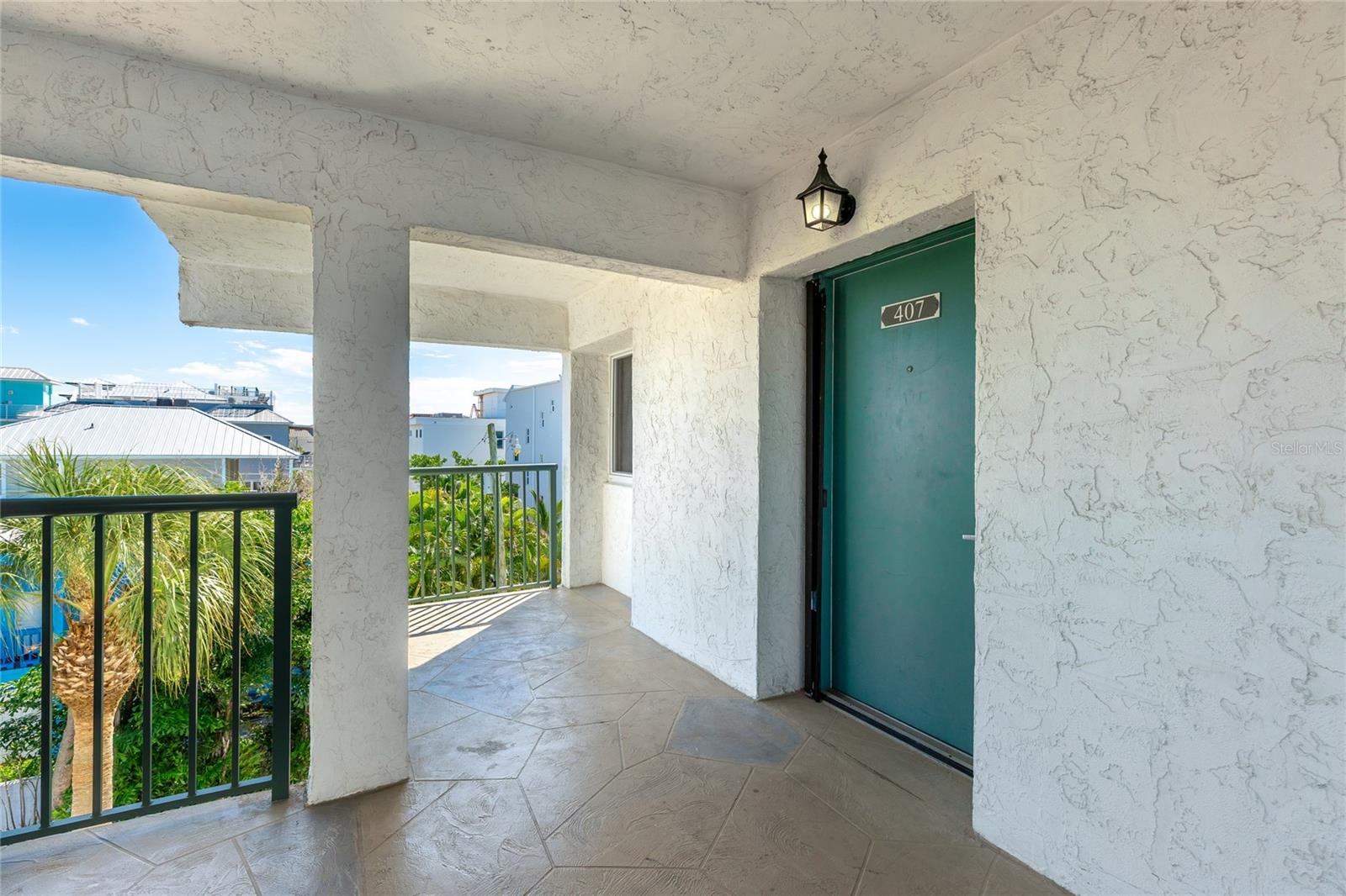 Image 3 of 43 For 625 Beach Road 407