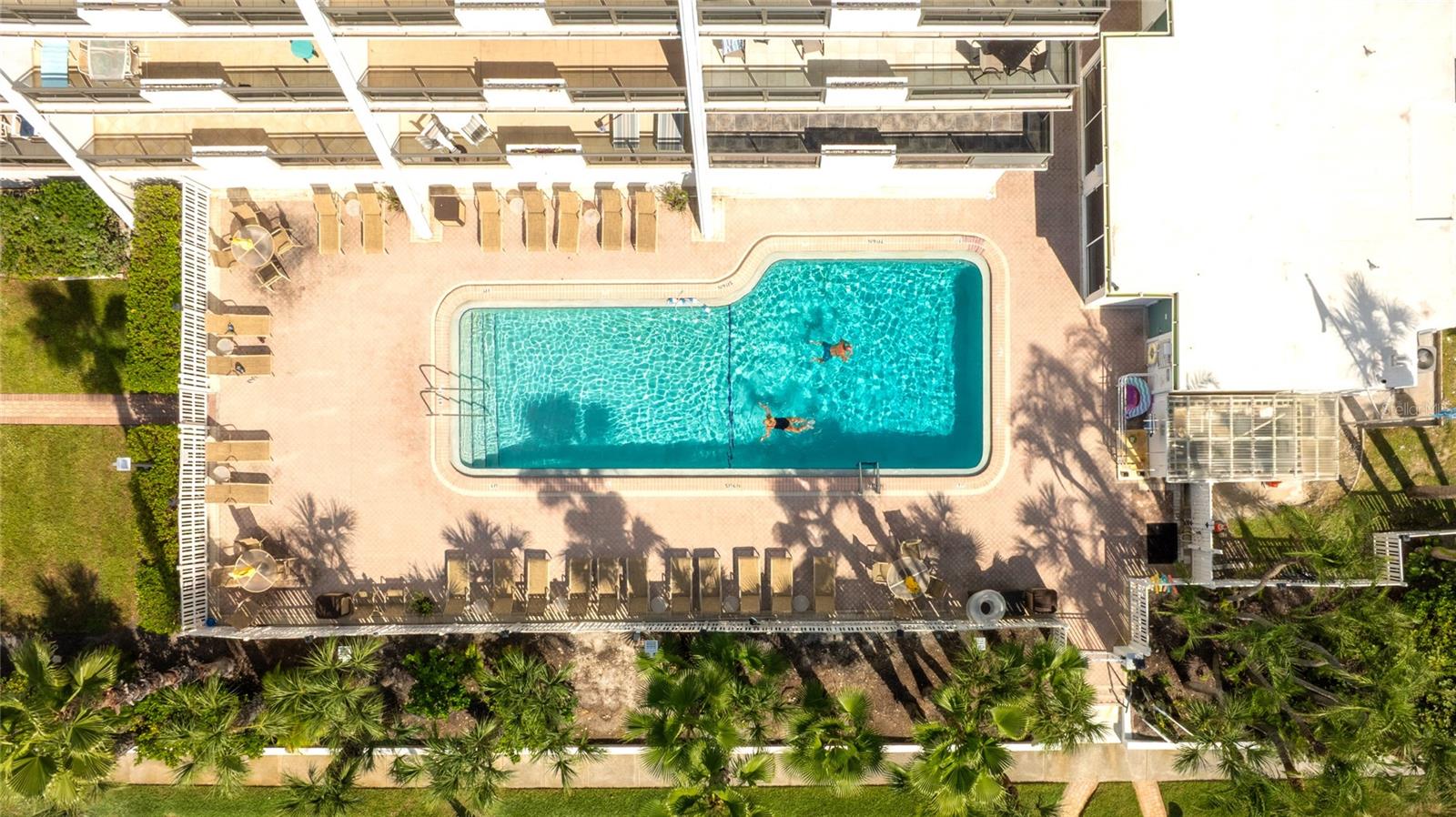 Image 33 of 43 For 625 Beach Road 407