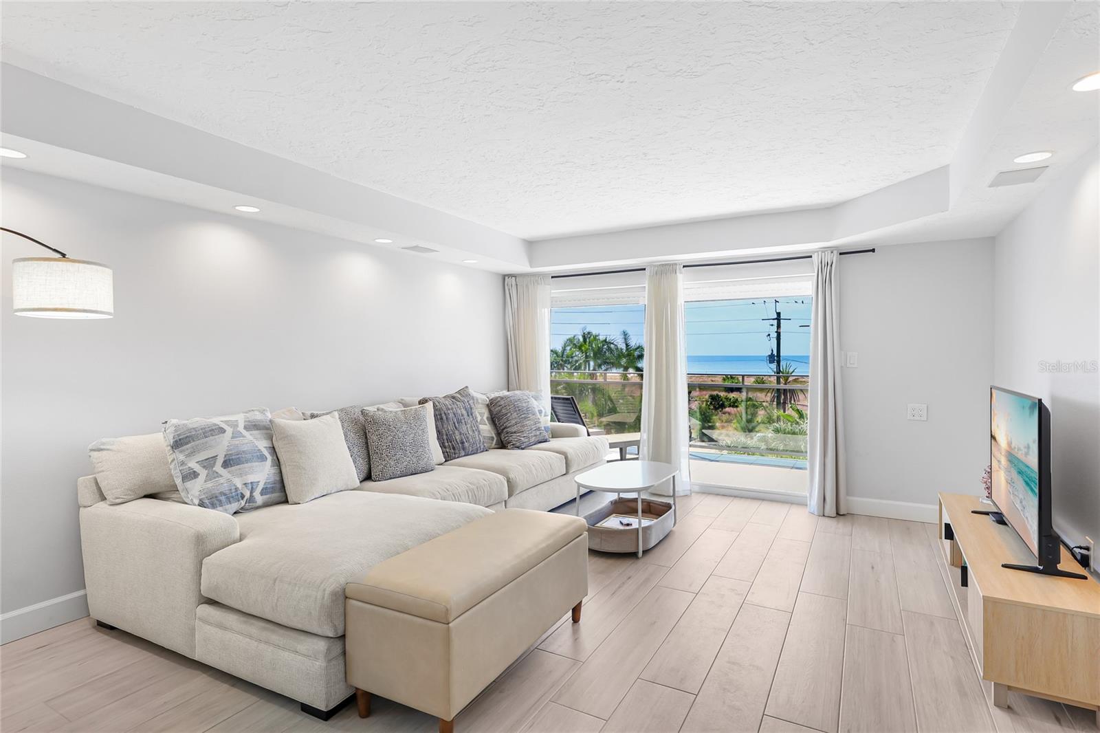 Image 6 of 43 For 625 Beach Road 407